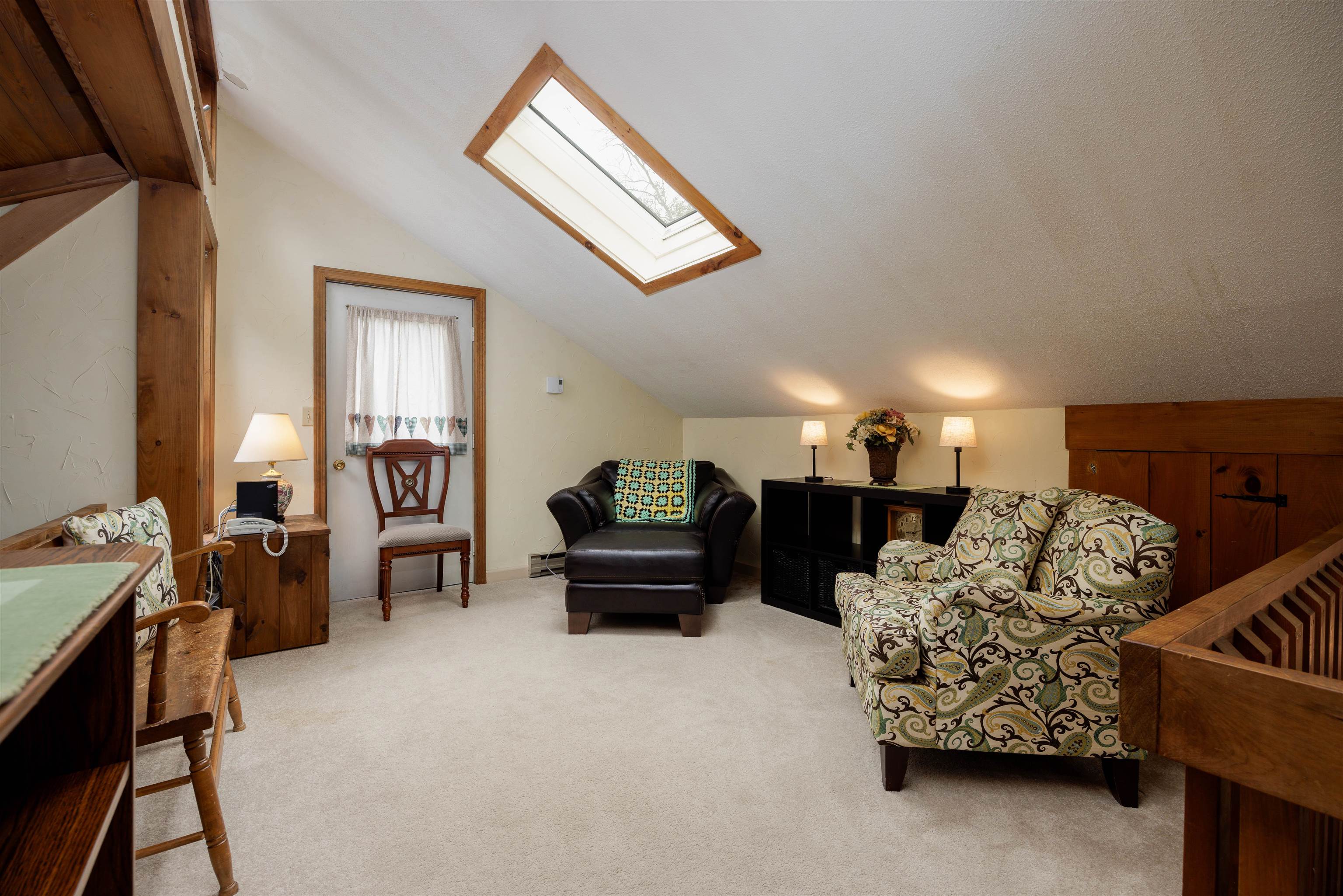 Upper level loft open to 1st floor living area 25615390