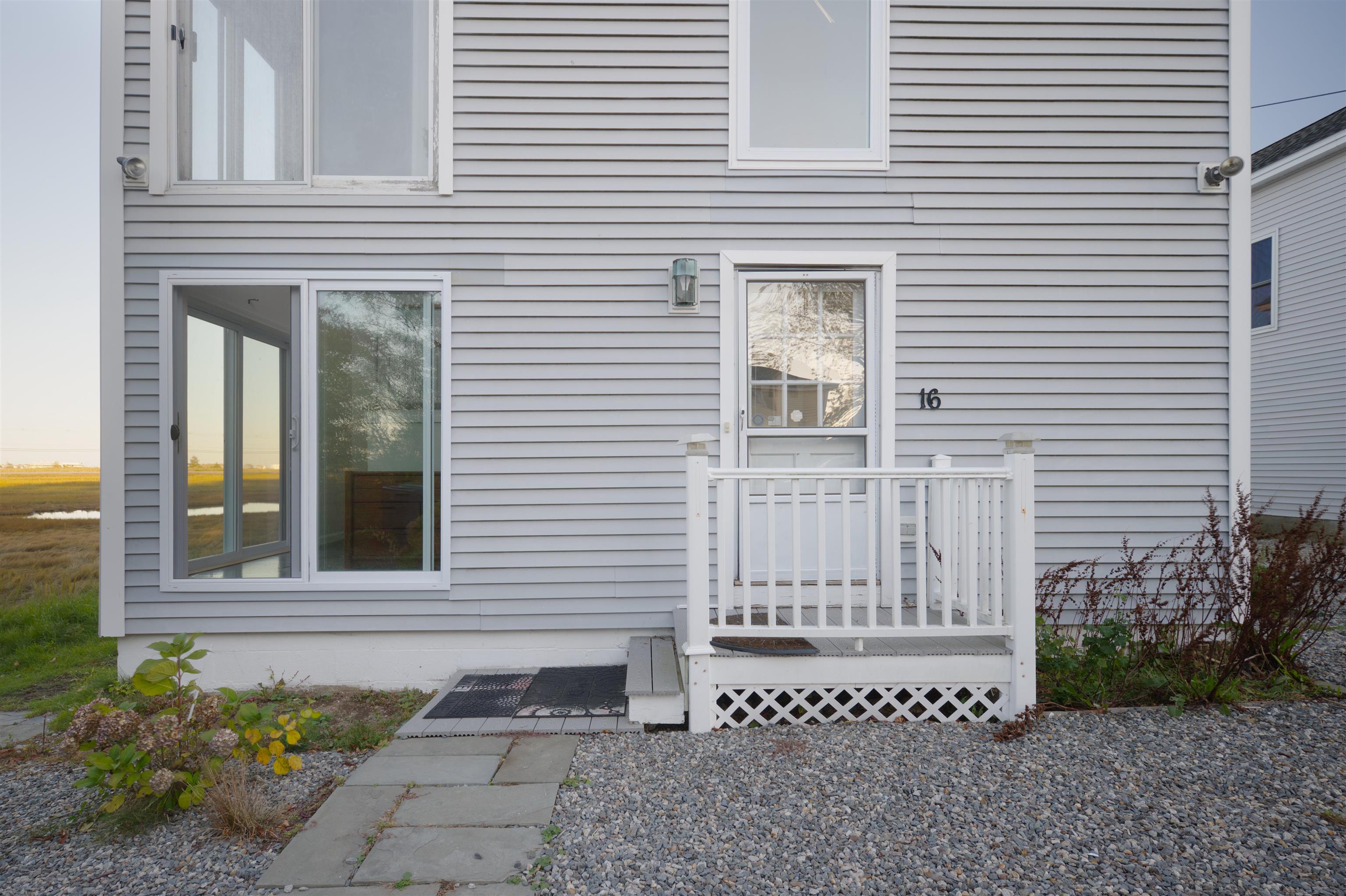 16 Bruce St, Hampton, NH 03842