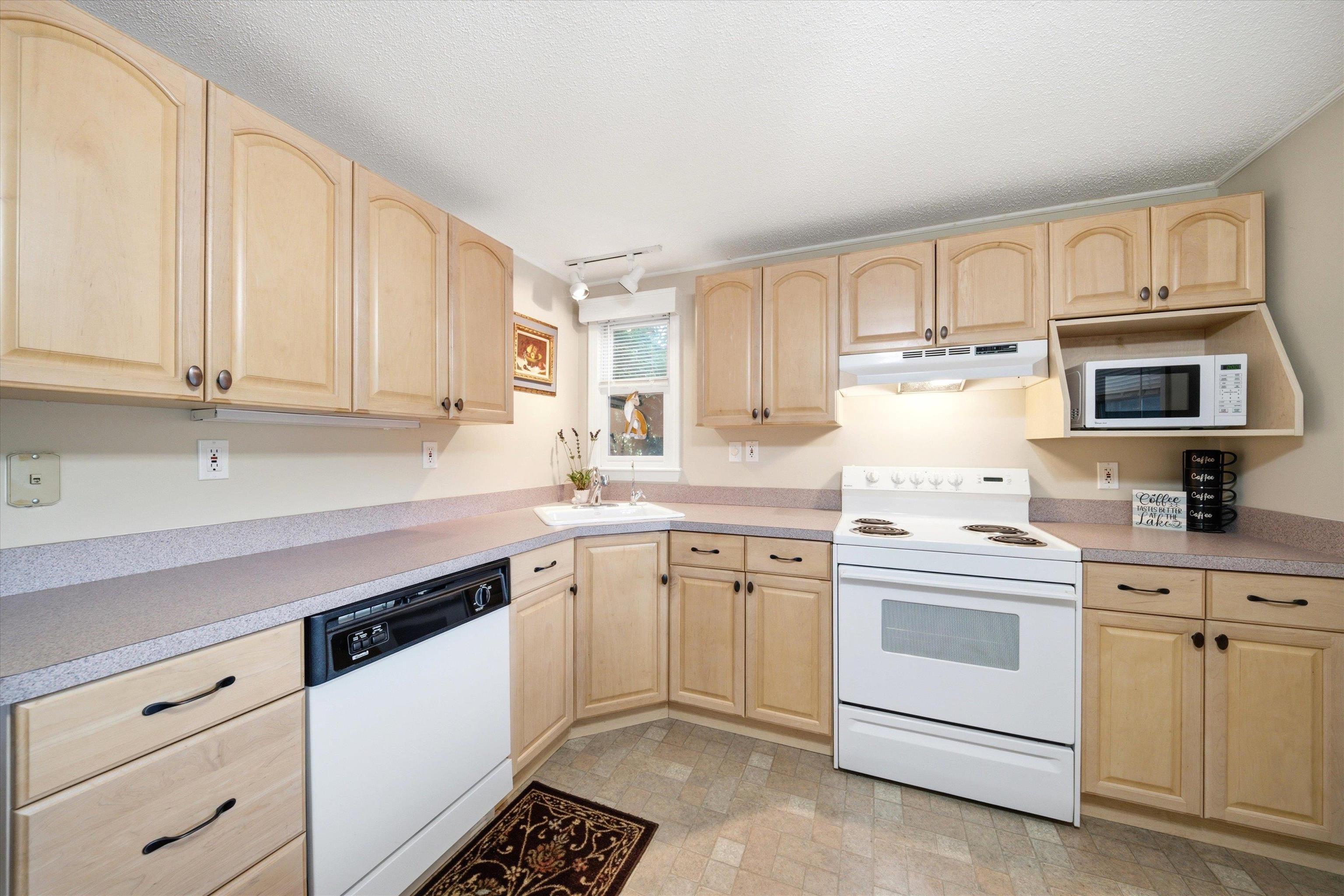 54 Emerald Dr, Hillsborough, NH 03244