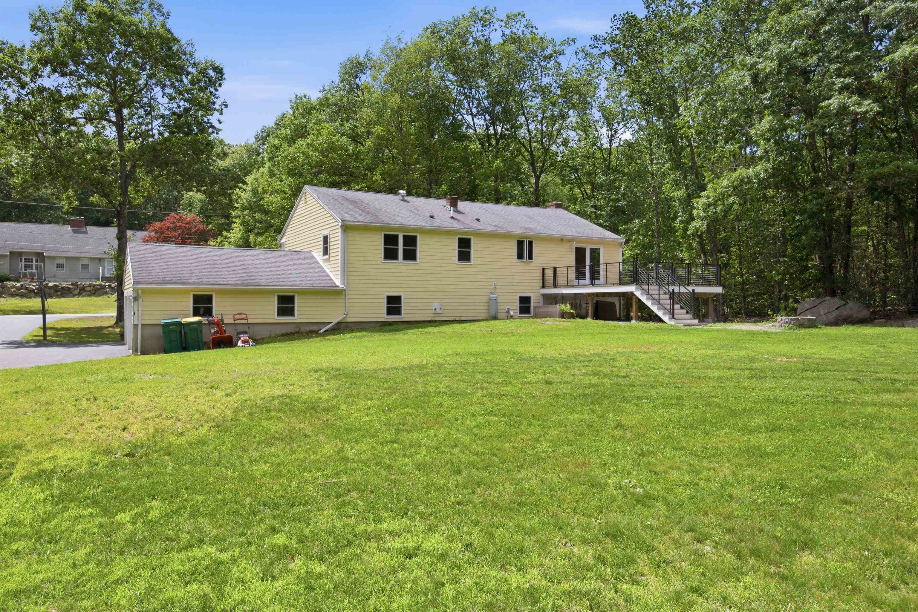 3 Ridgewood Dr, Kingston, NH 03848