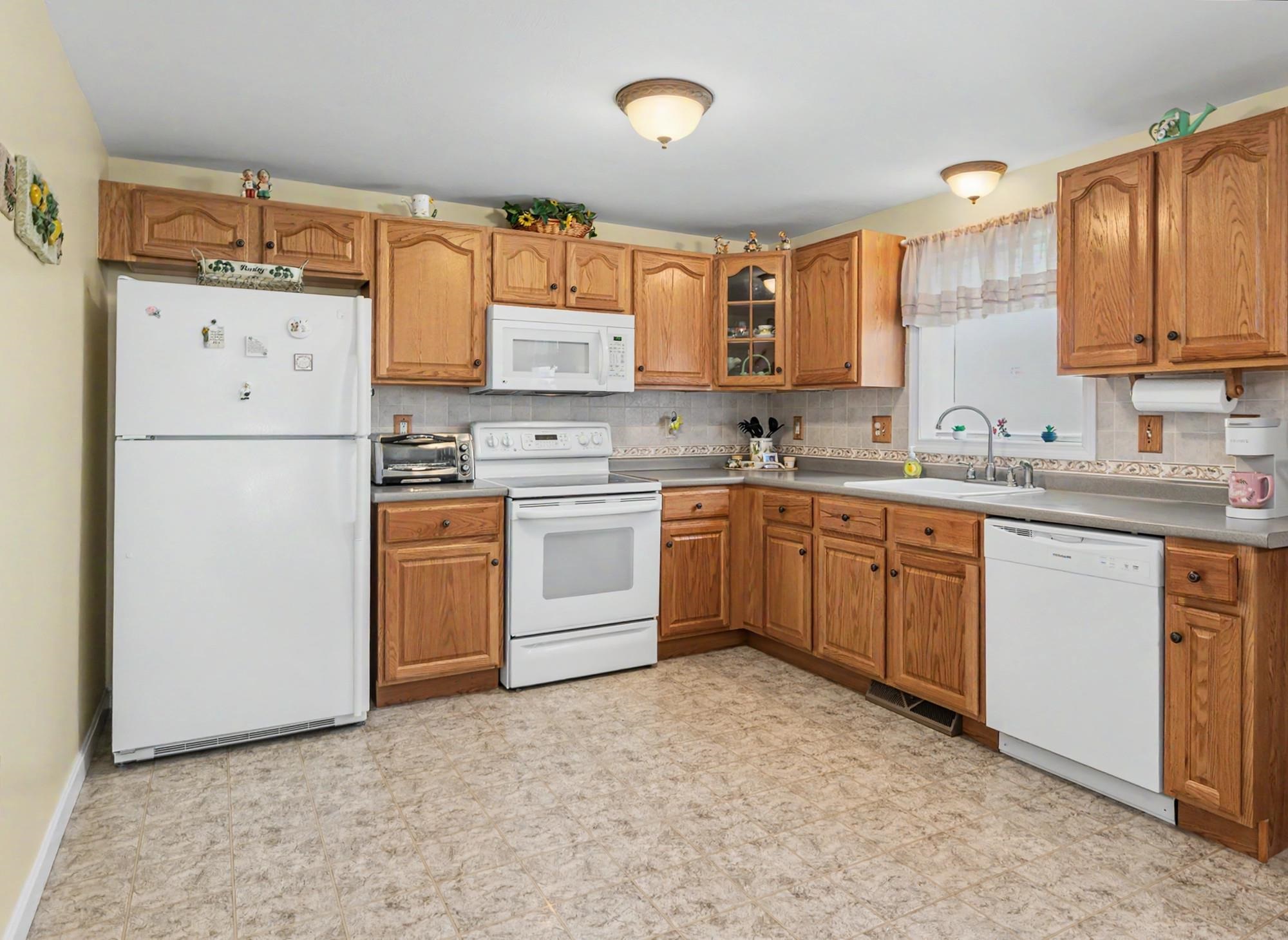 68 Barbara Ln, Hudson, NH 03051