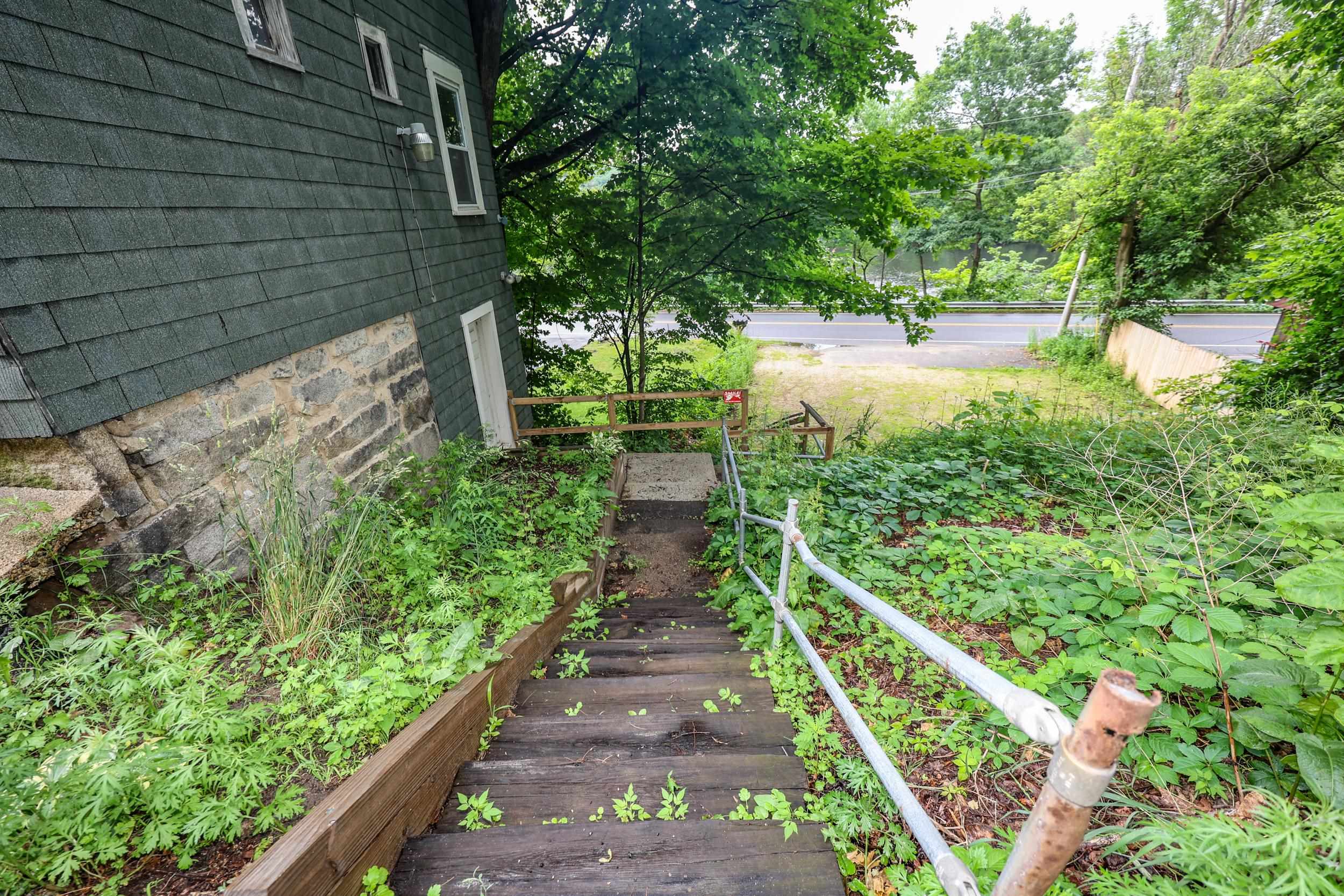 449 W River Rd, Hooksett, NH 03106