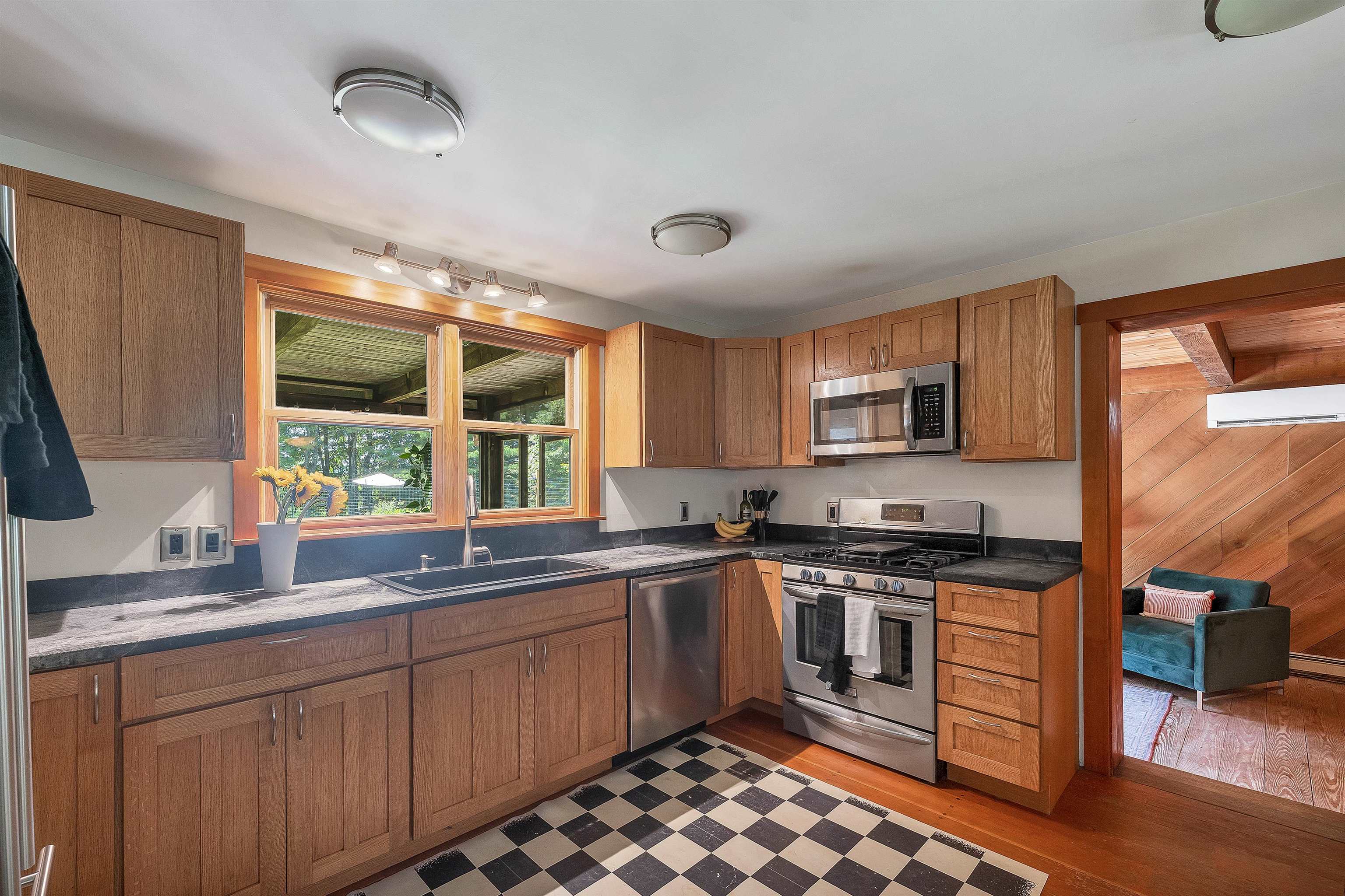 558 Province Rd, Belmont, NH 03220