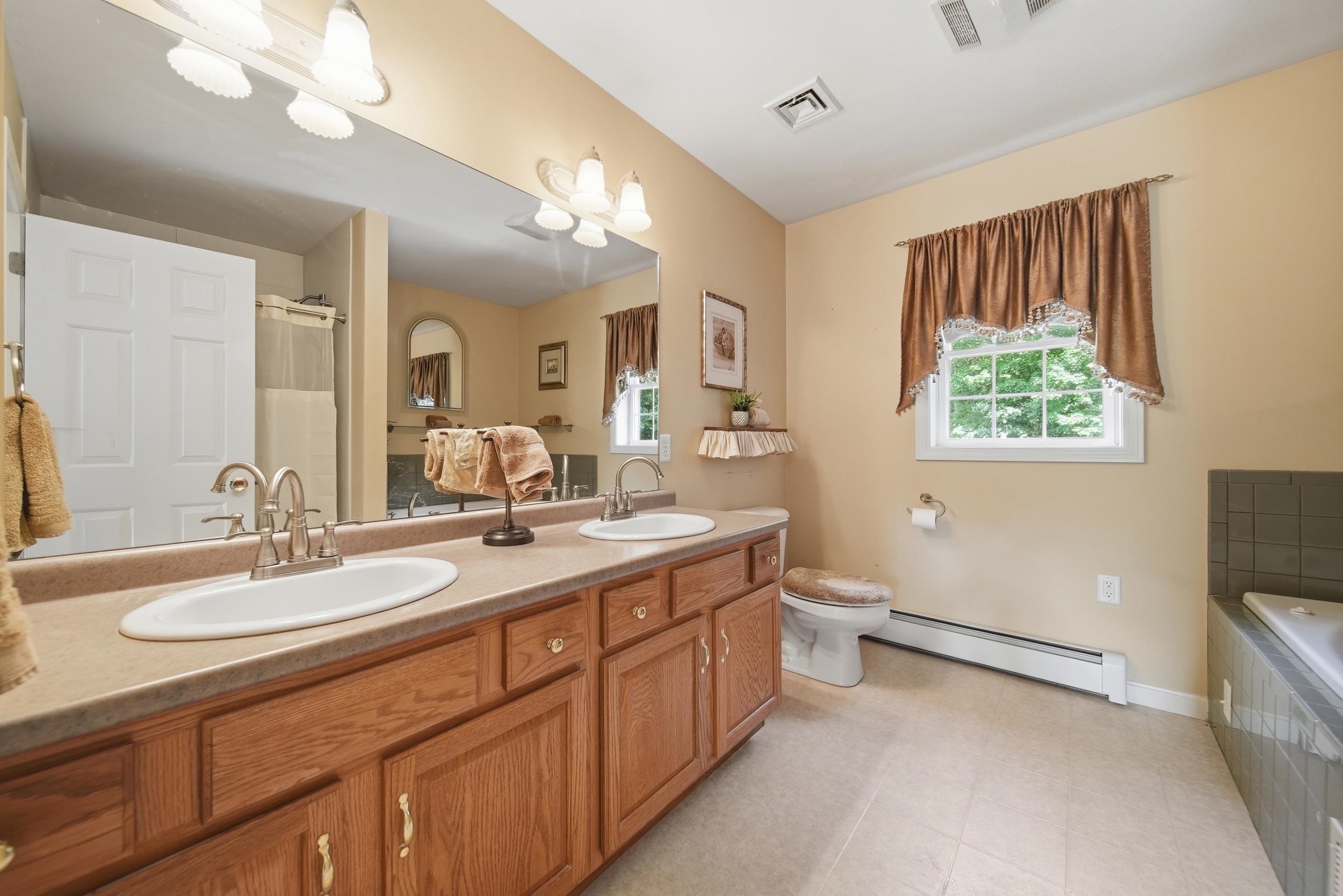 43 Emerson Rd, Chester, NH 03036