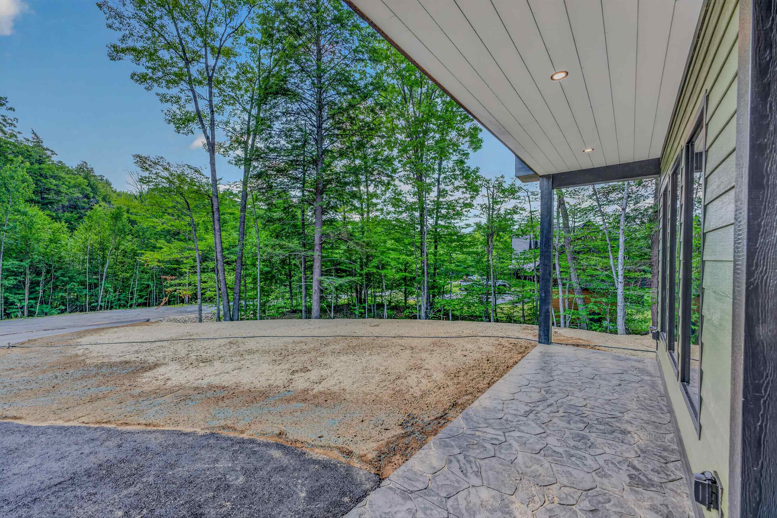 106 Ski Lift Ln, Plymouth, NH 03264