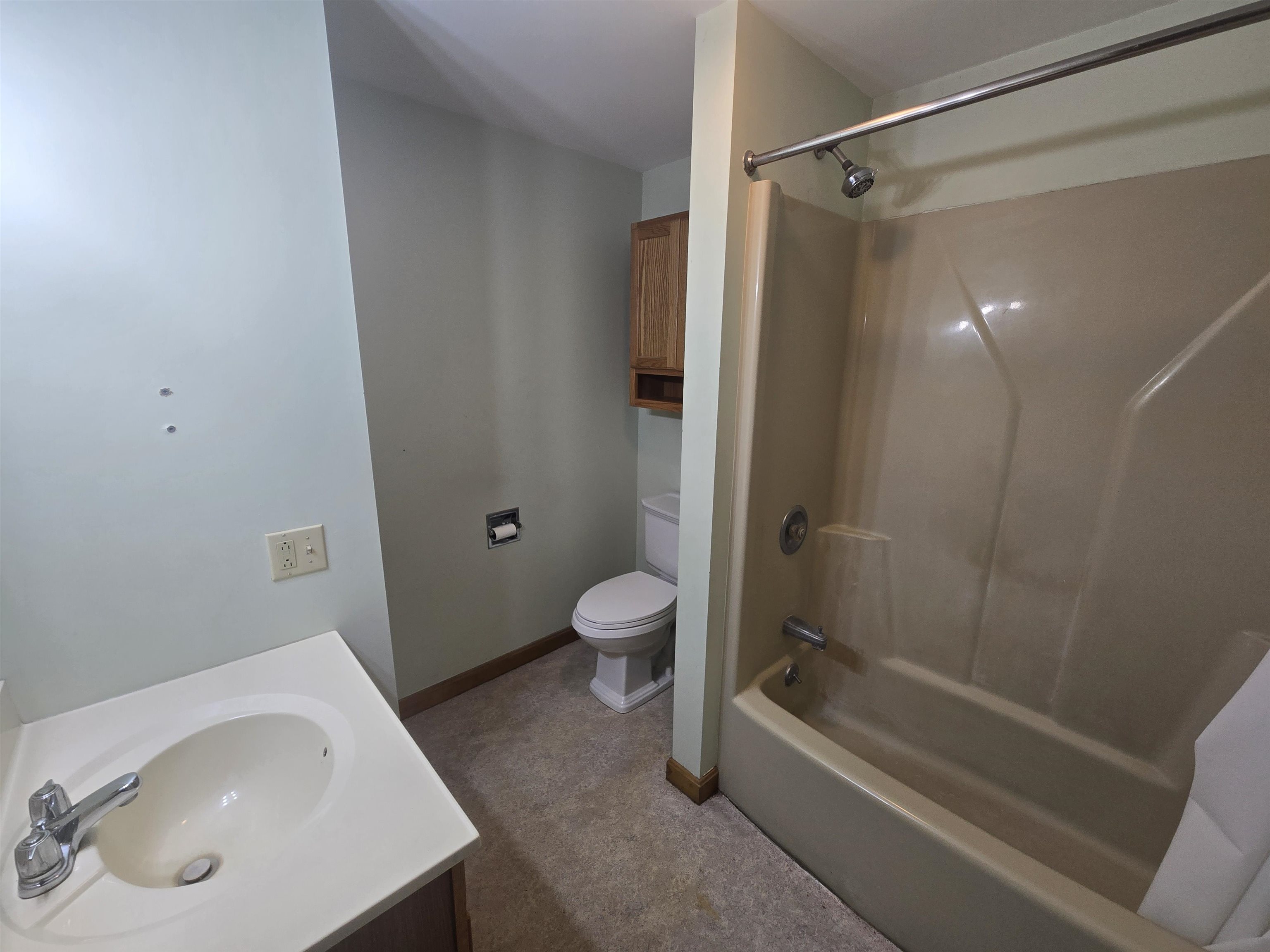 Unit 1 Bathroom 25673383