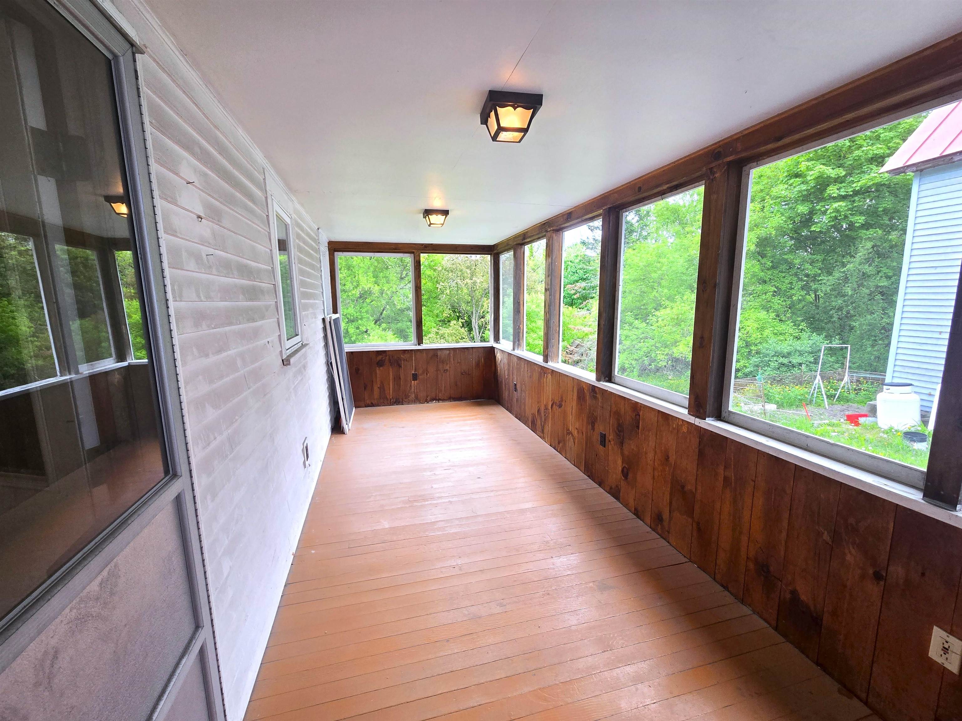 Side Entrance / Covered Porch 25673380