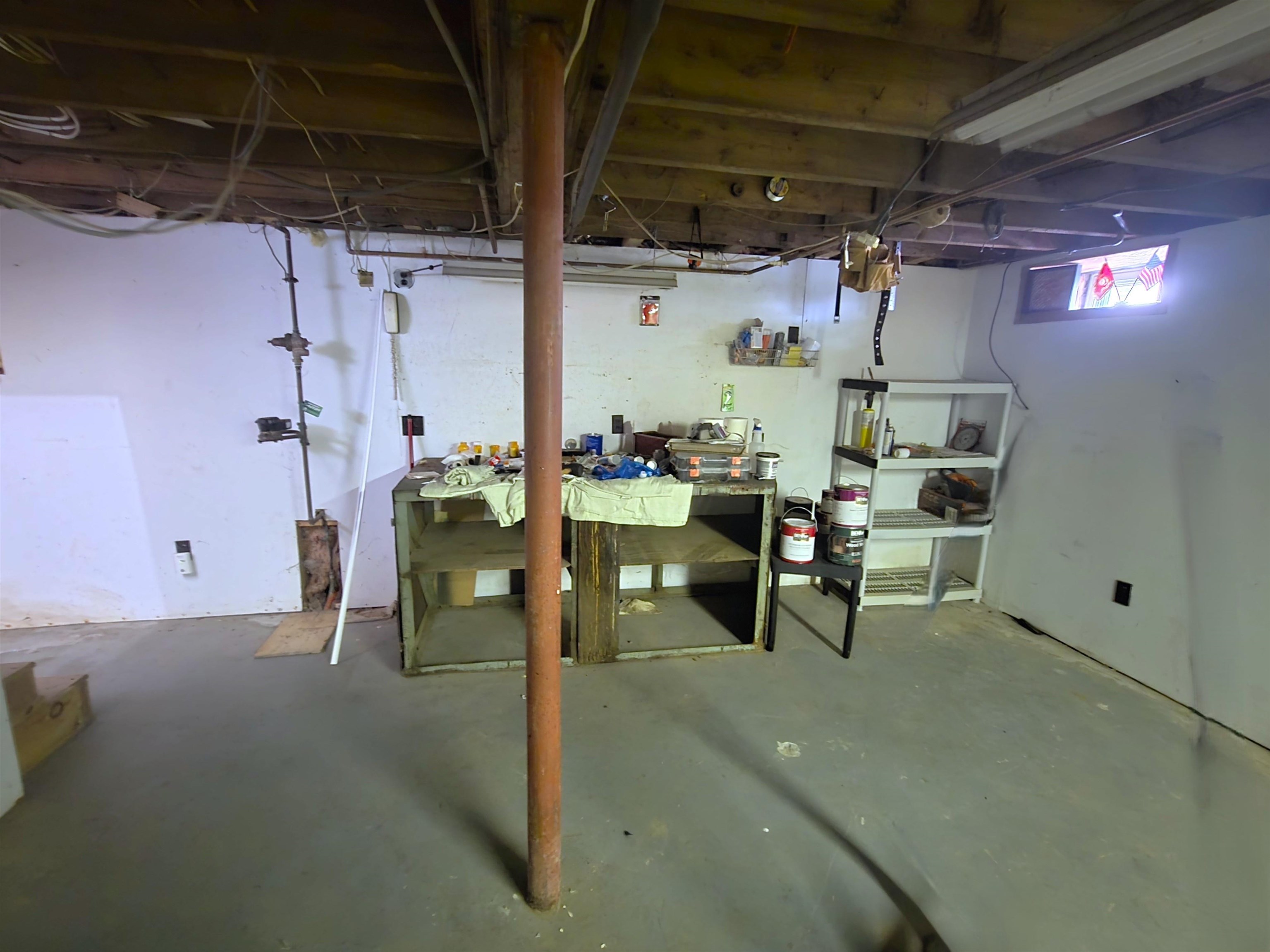 Basement 25673446