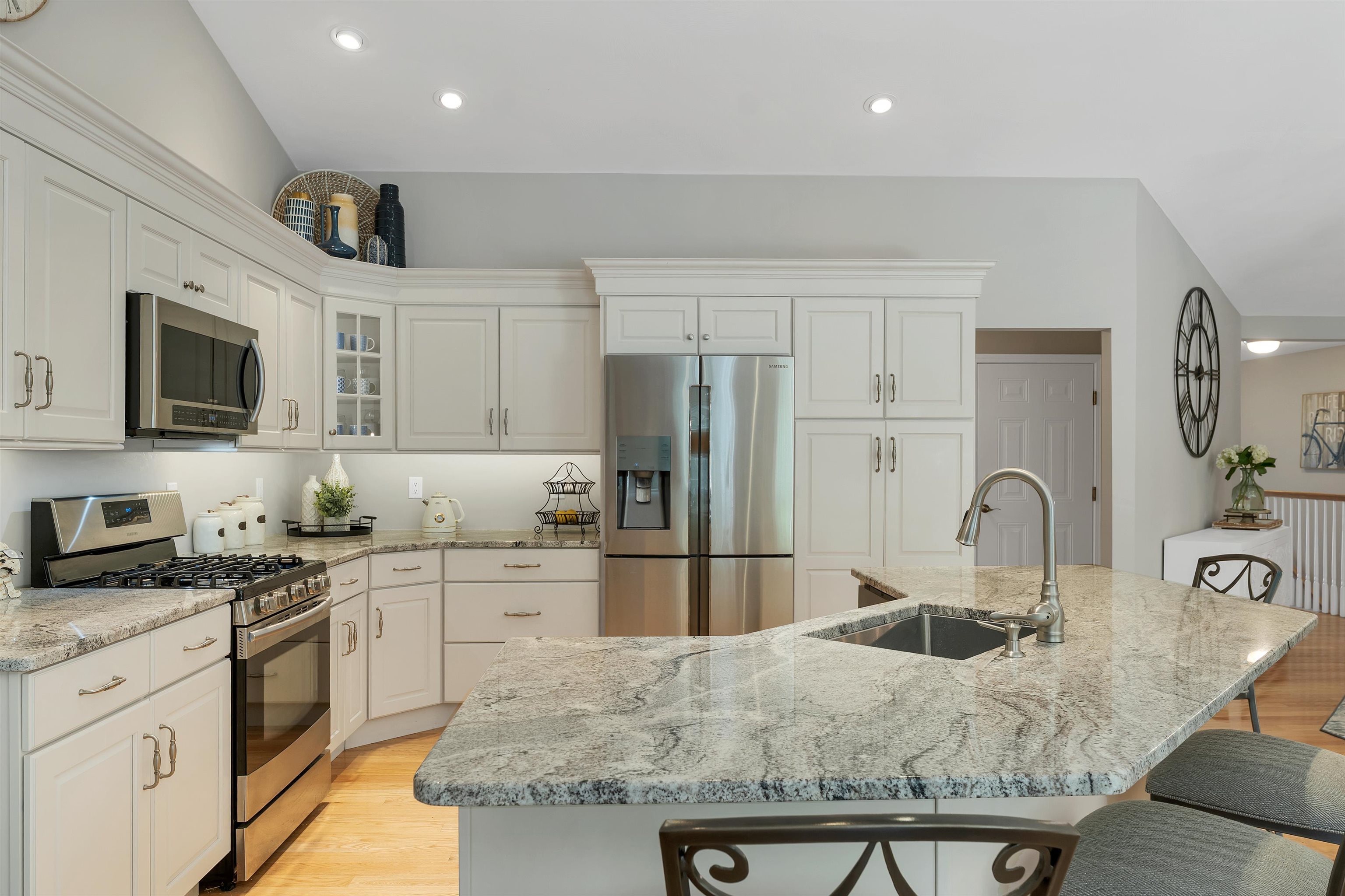 18 Weymouth Ct #A, Hudson, NH 03051