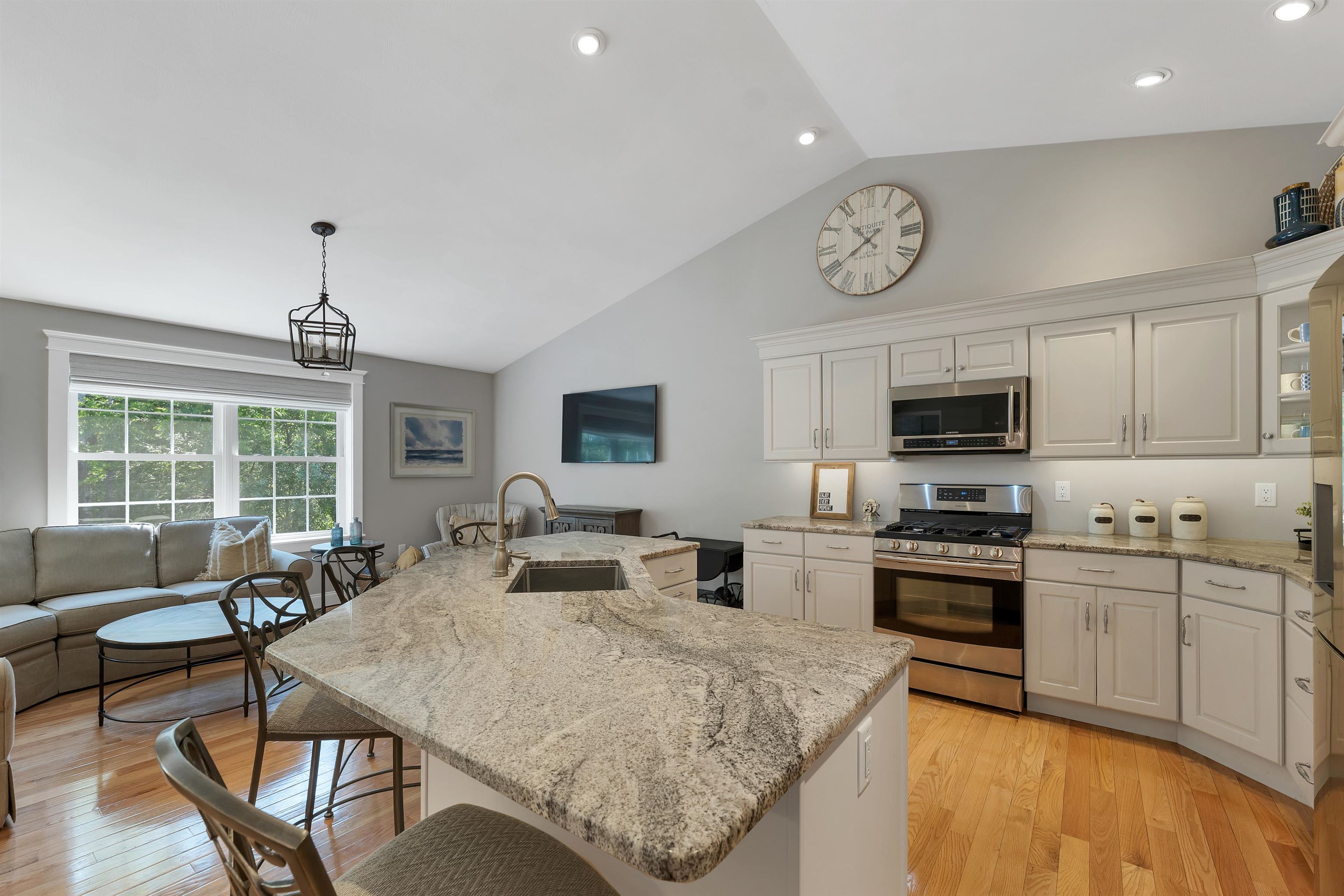 18 Weymouth Ct #A, Hudson, NH 03051