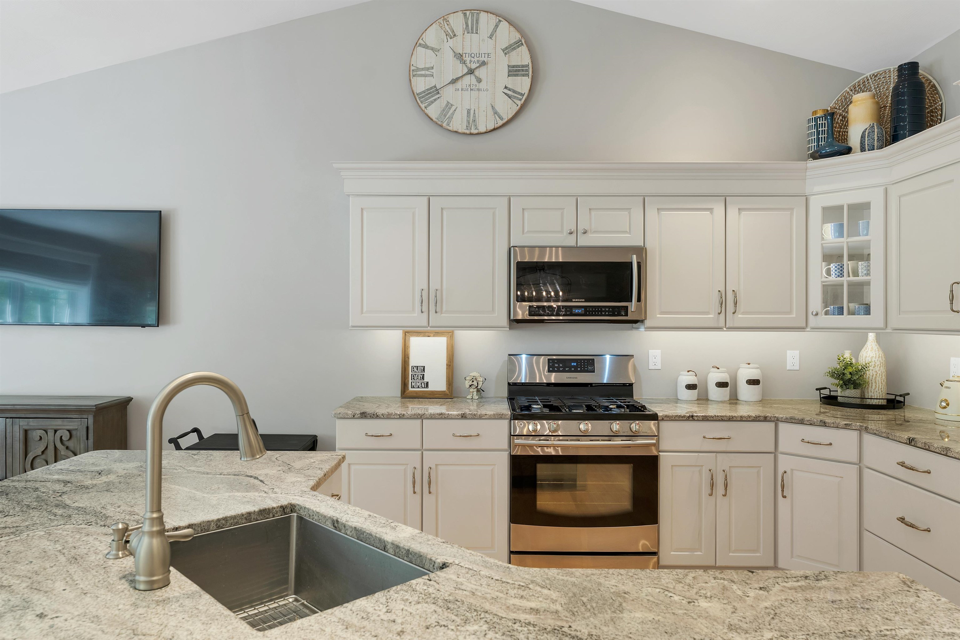 18 Weymouth Ct #A, Hudson, NH 03051