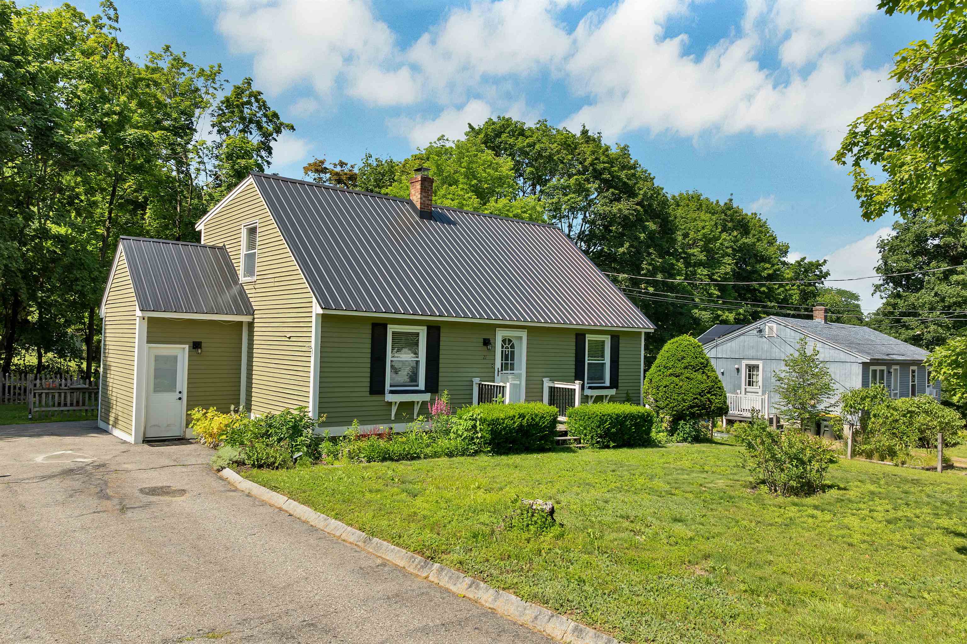 21 Spruce St, Laconia, NH 03246