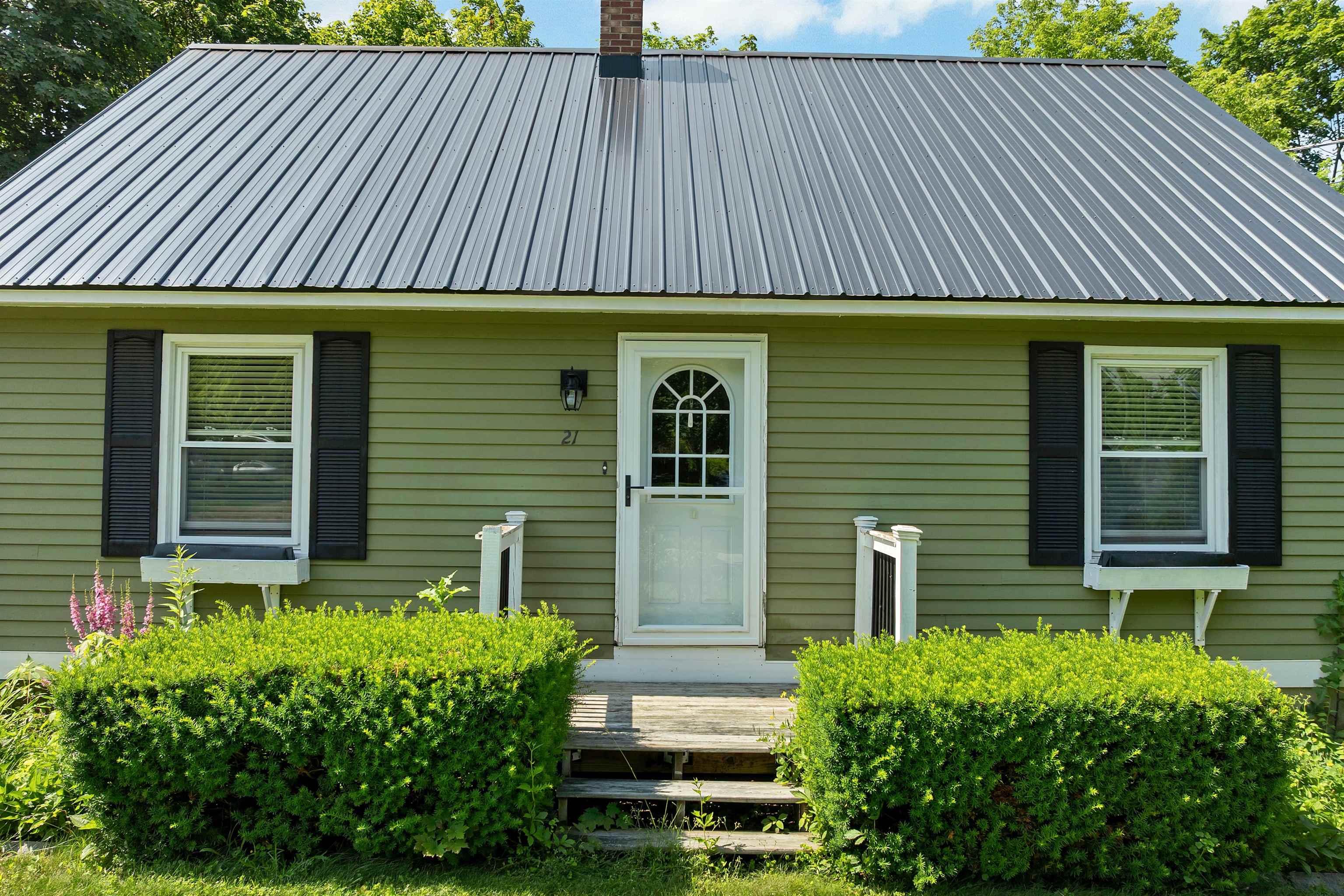 21 Spruce St, Laconia, NH 03246