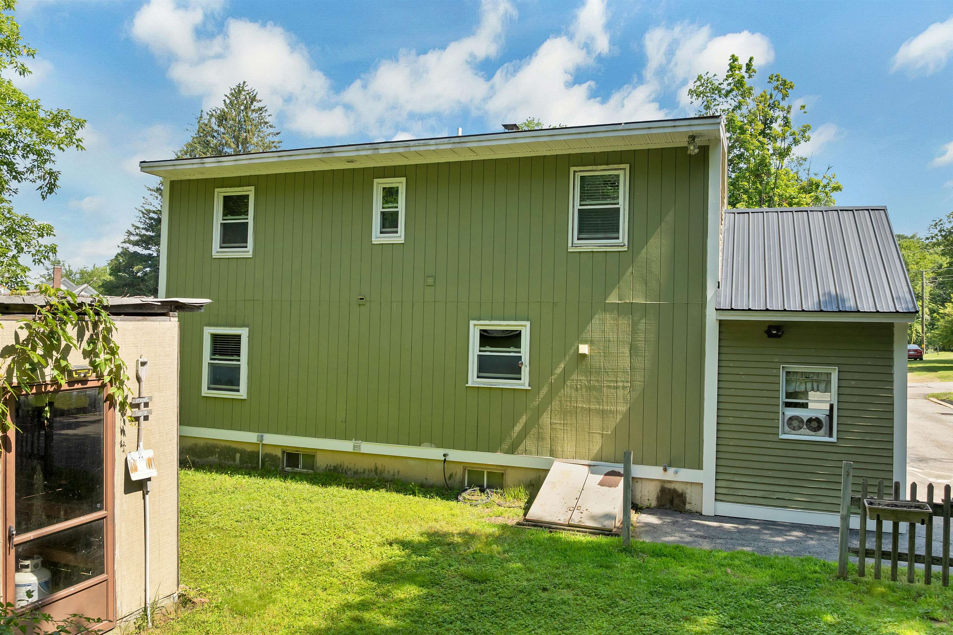 21 Spruce St, Laconia, NH 03246