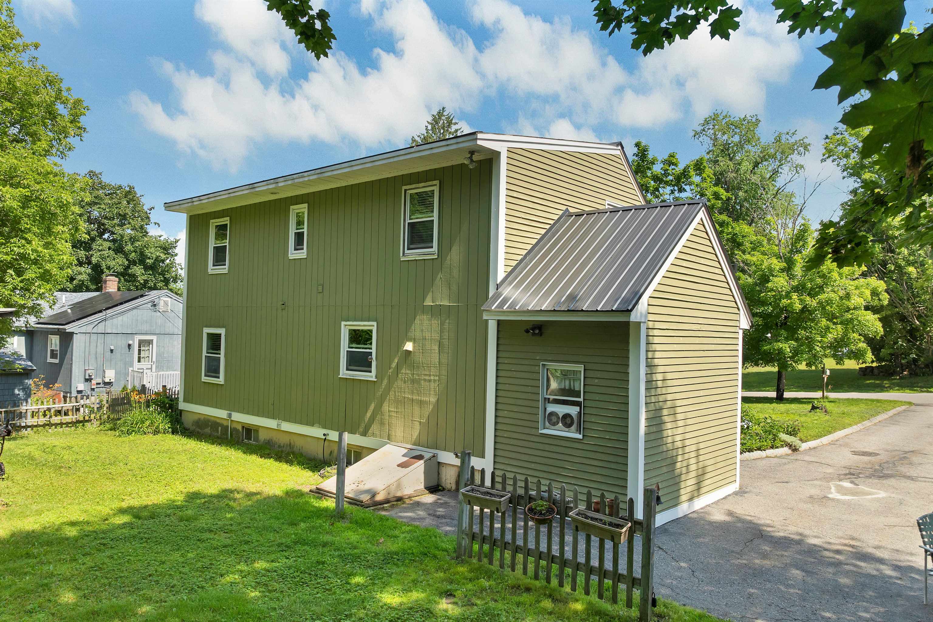 21 Spruce St, Laconia, NH 03246