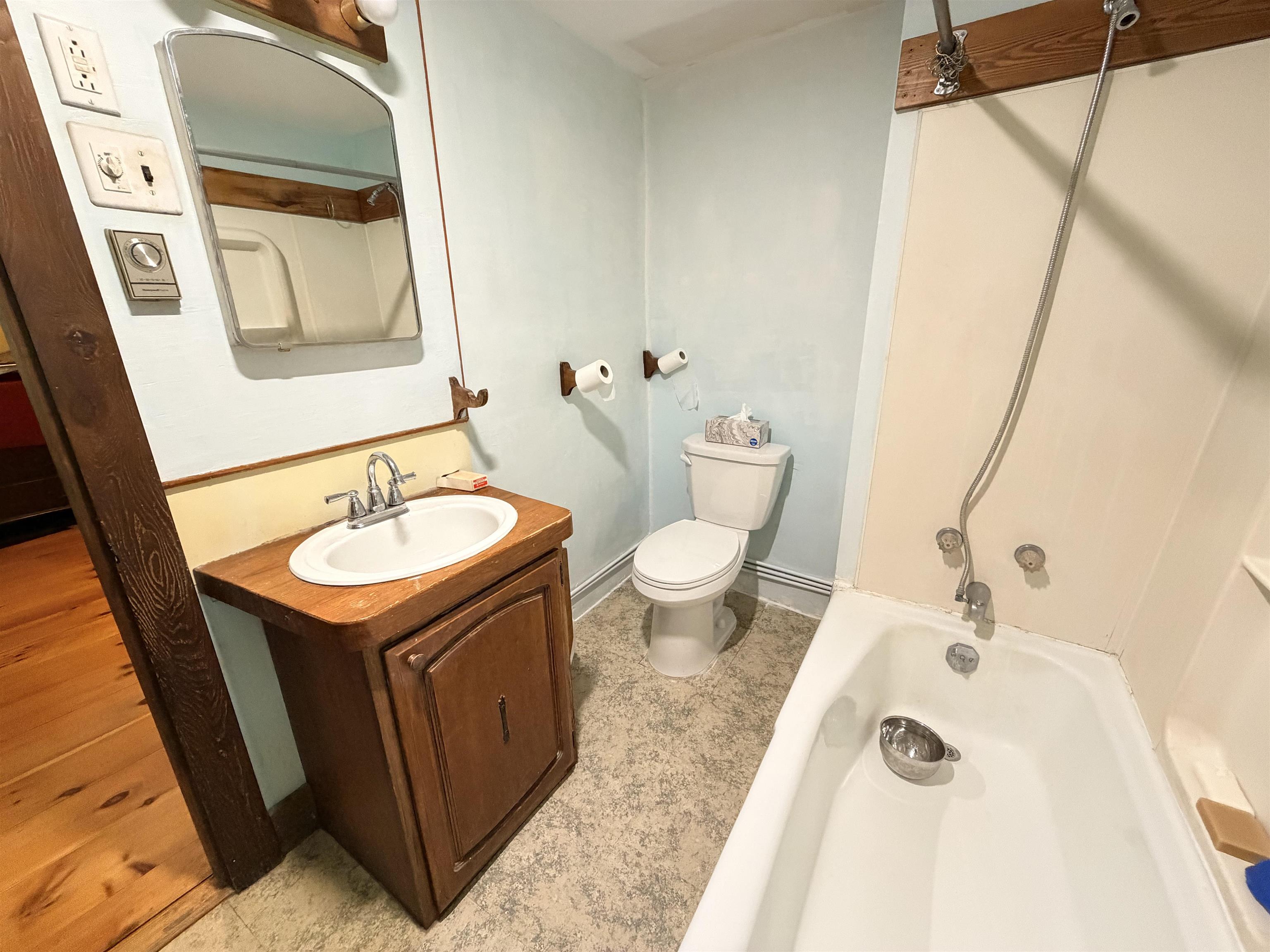 Full bath 1st floor 25703206