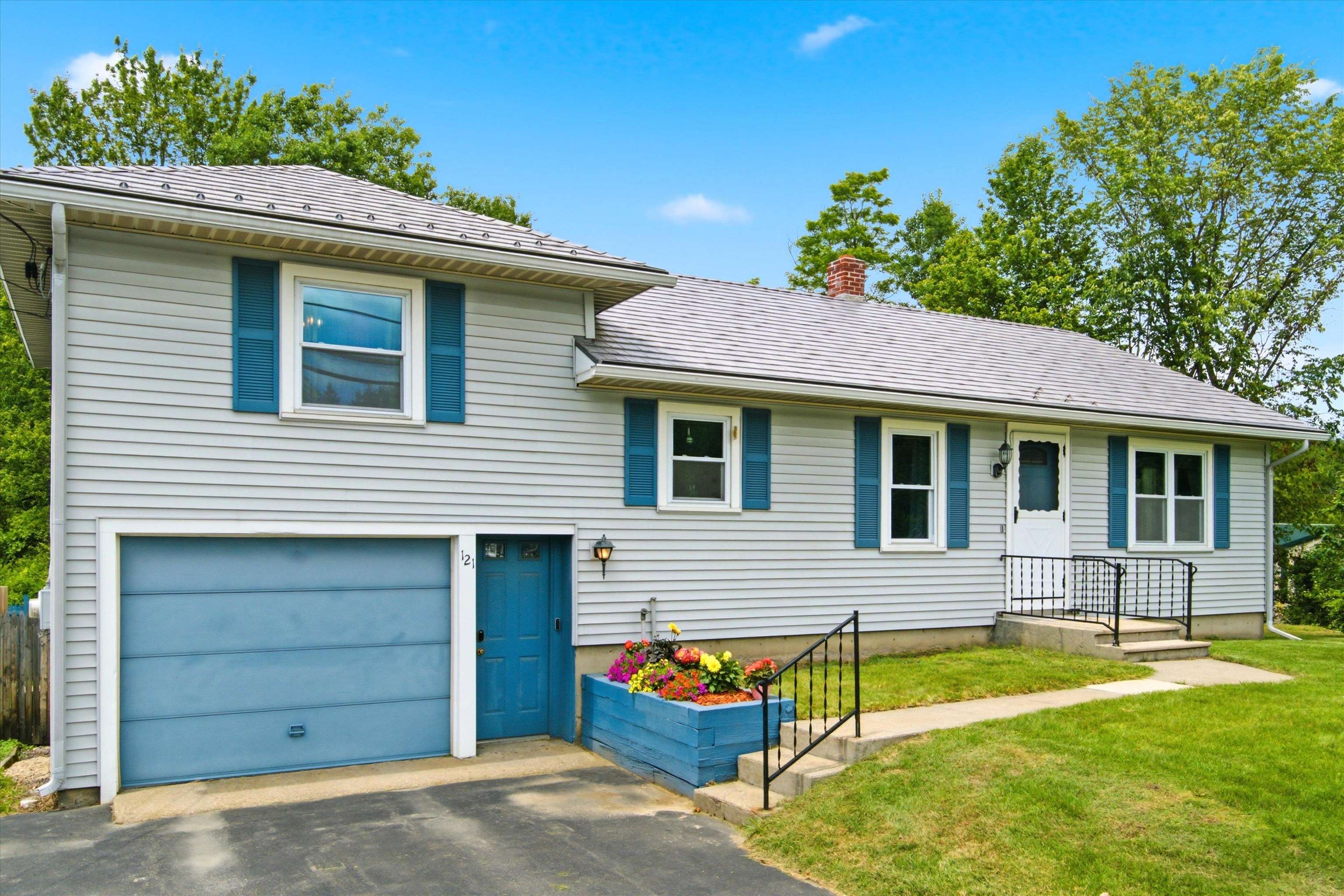 121 Charlestown Rd, Claremont, NH 03743