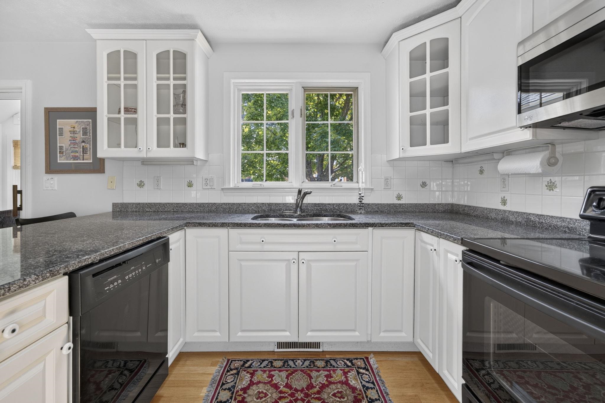 16 Spyglass Point Cir, Bedford, NH 03110