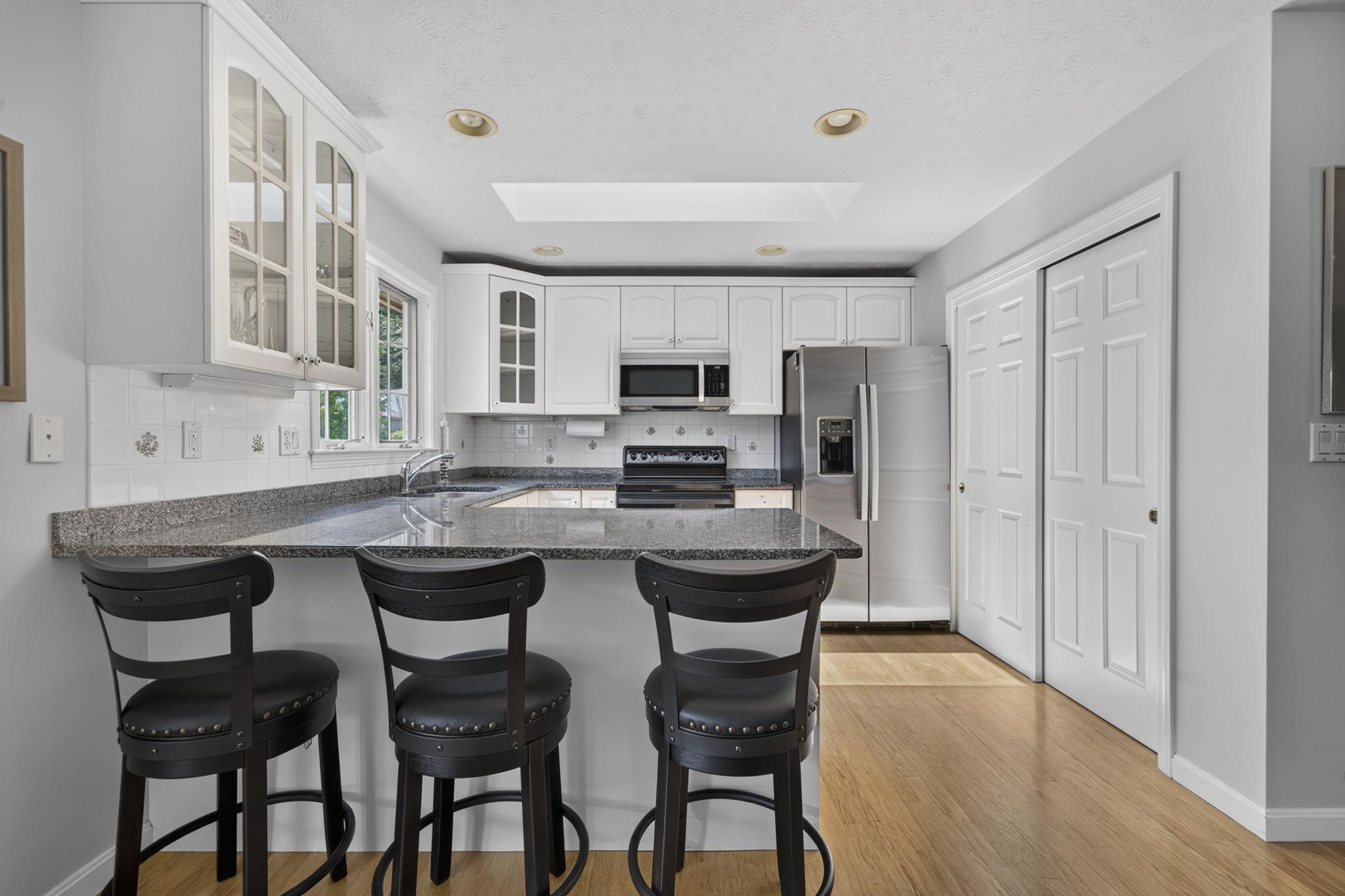 16 Spyglass Point Cir, Bedford, NH 03110