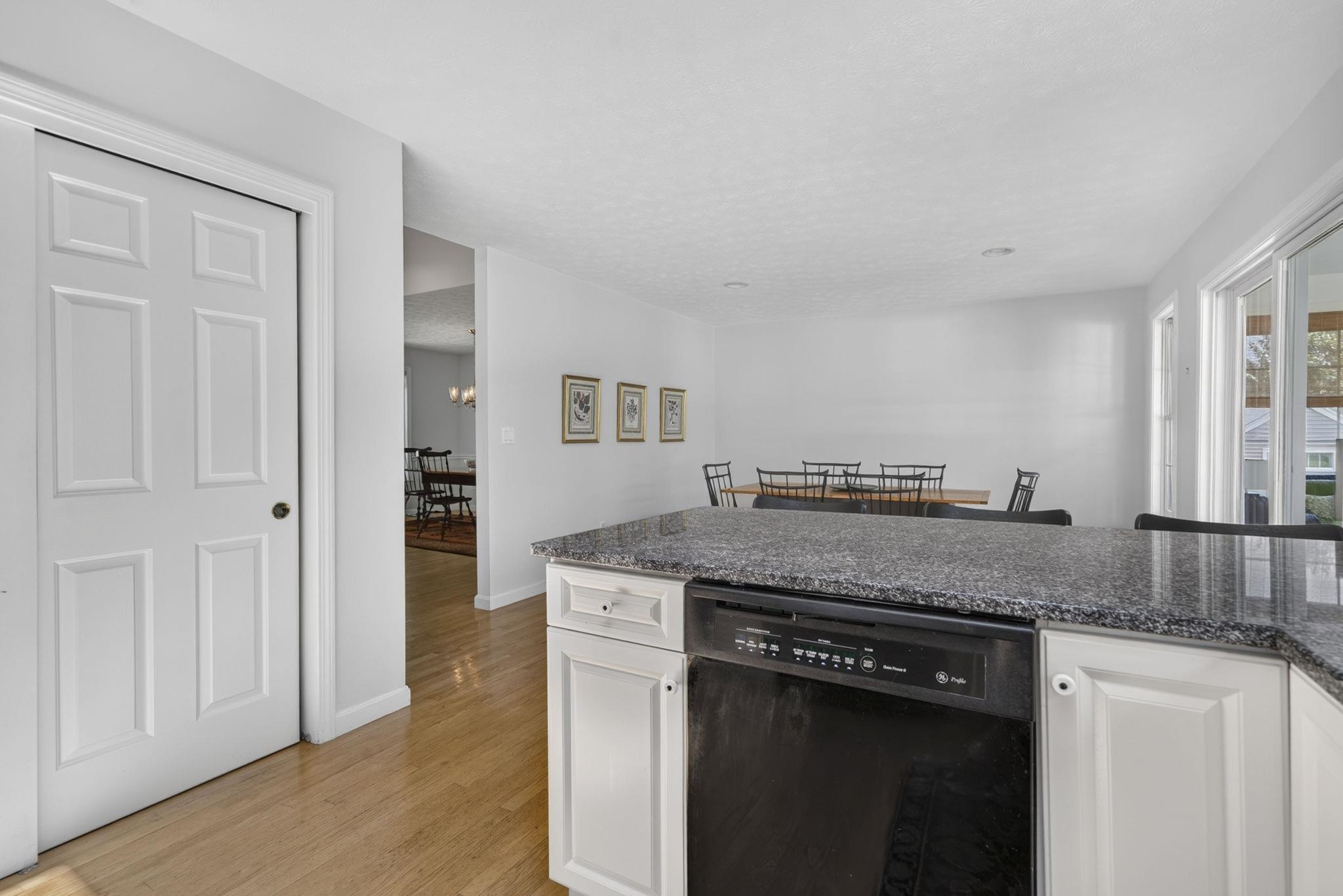 16 Spyglass Point Cir, Bedford, NH 03110