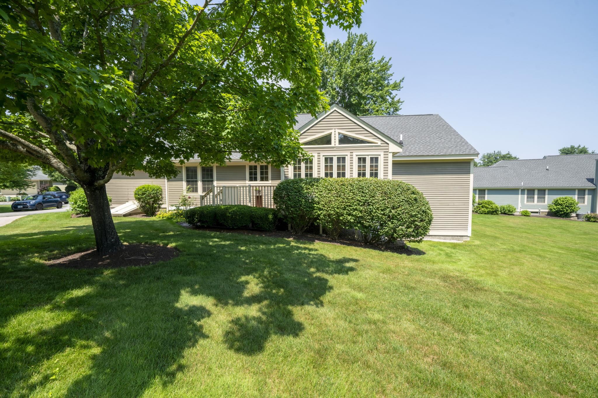 16 Spyglass Point Cir, Bedford, NH 03110