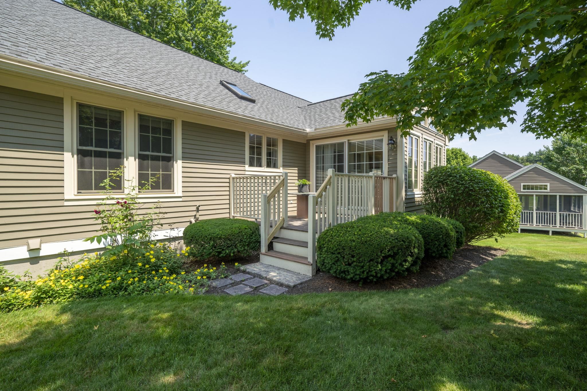 16 Spyglass Point Cir, Bedford, NH 03110