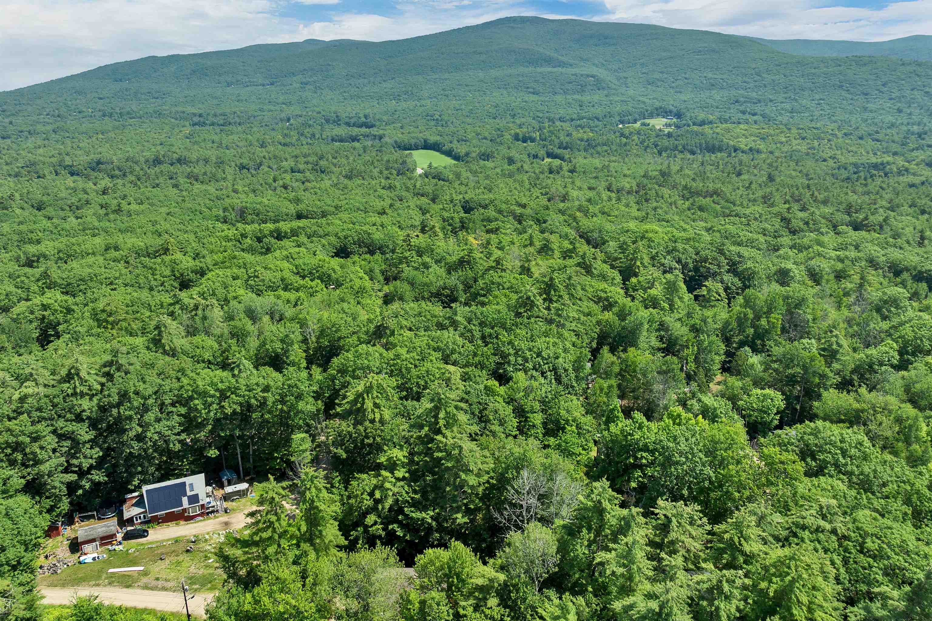 28 Geneve St, Moultonborough, NH 03254