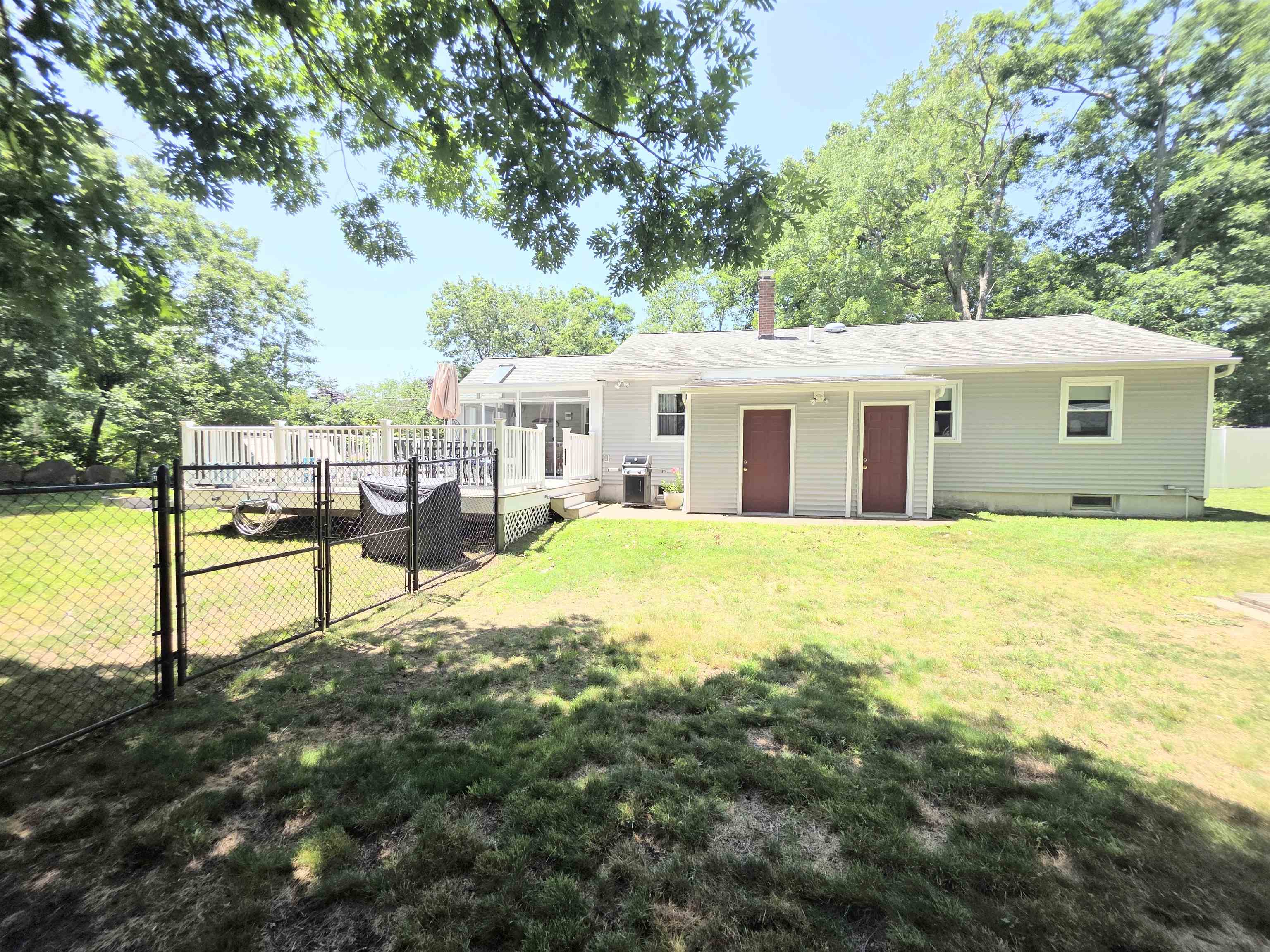 1 Greentrees Dr, Hudson, NH 03051