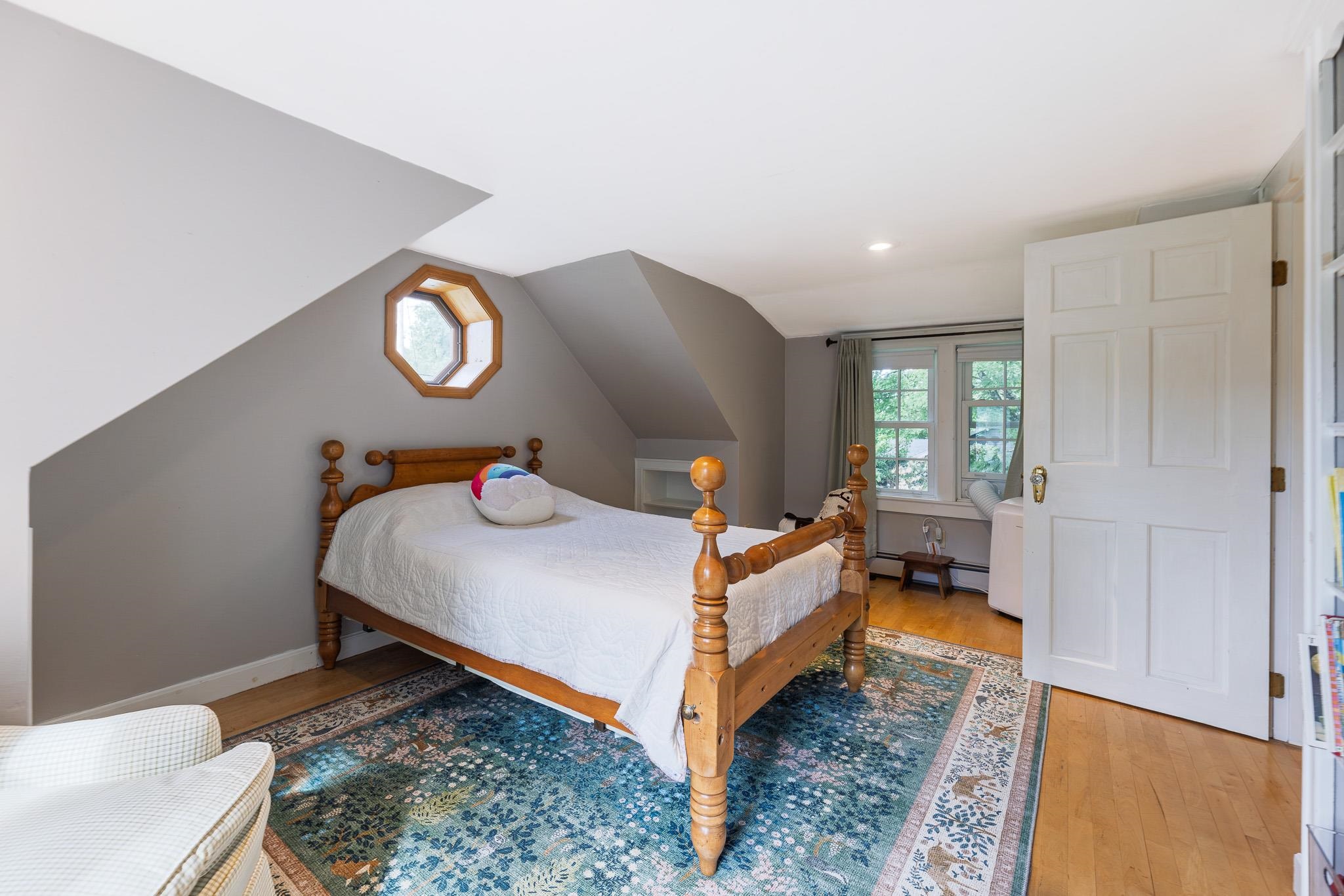 2nd Bedroom 25692828