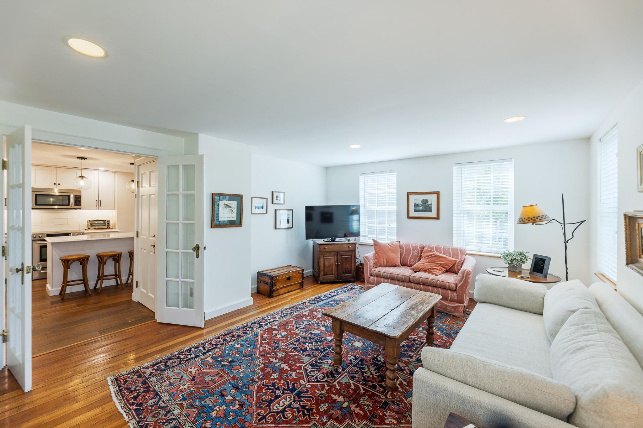 Charming Entertaining Space 25692841