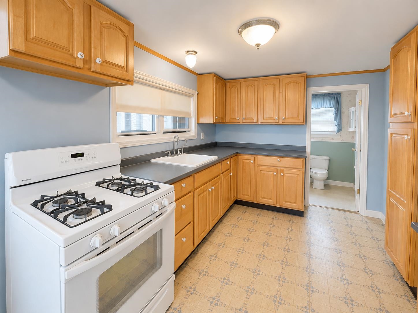 26 W Shore Dr, Raymond, NH 03077