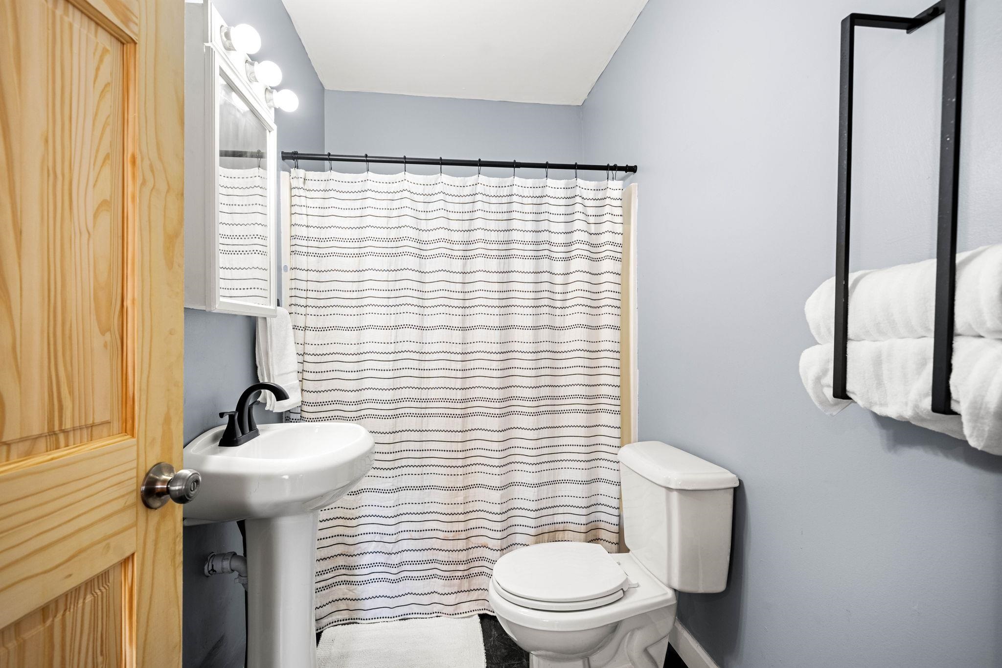 28 Mcduffee St, Rochester, NH 03867
