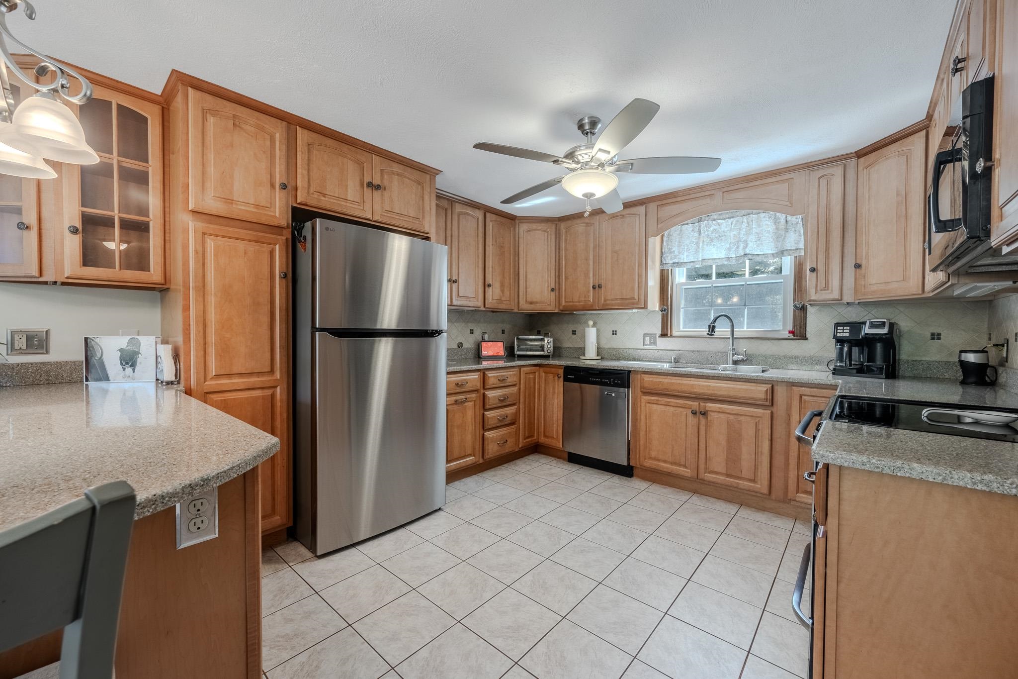 2 Paula Ave, Londonderry, NH 03053