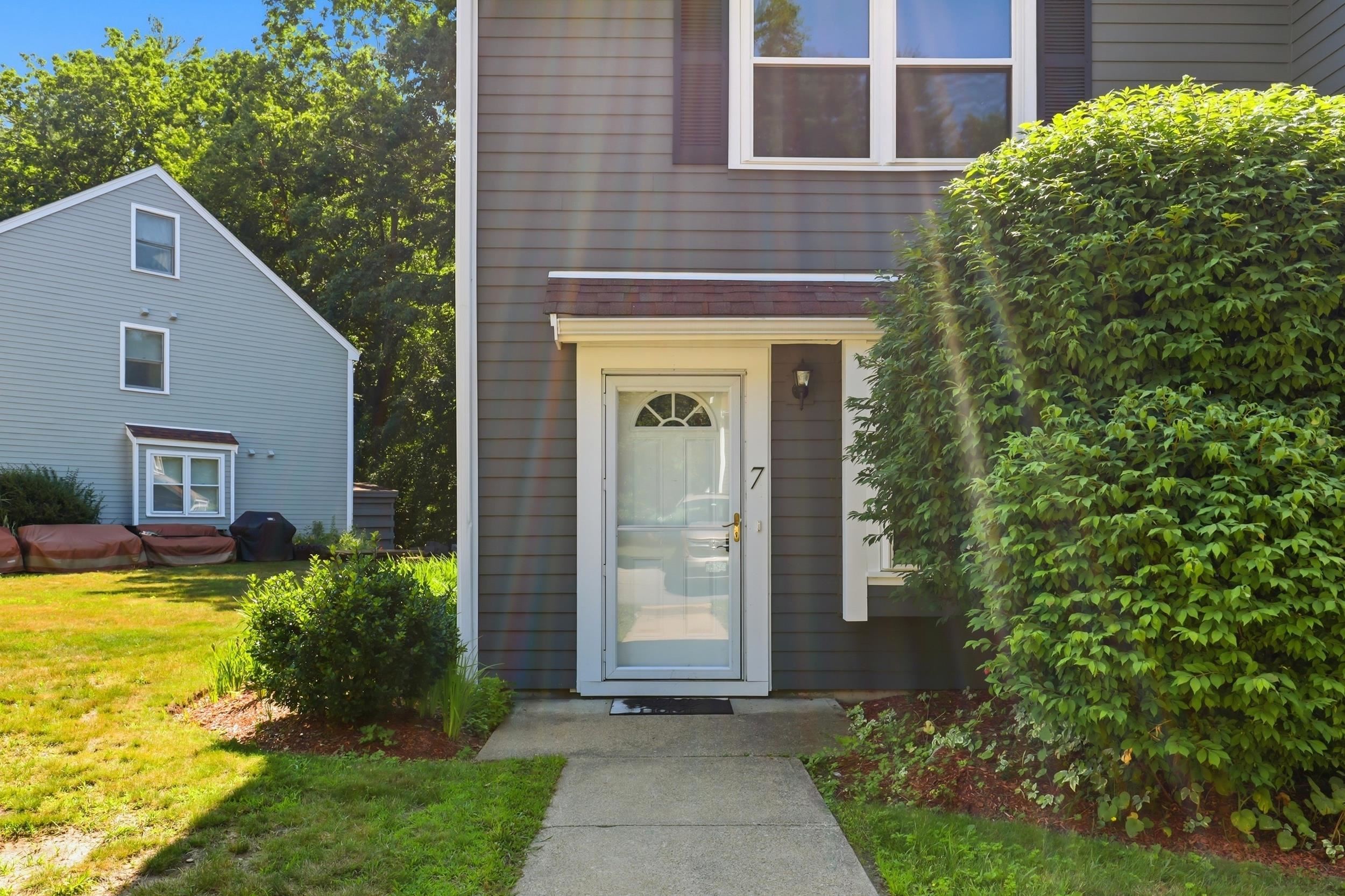 7 Chestnut Cir, Merrimack, NH 03054
