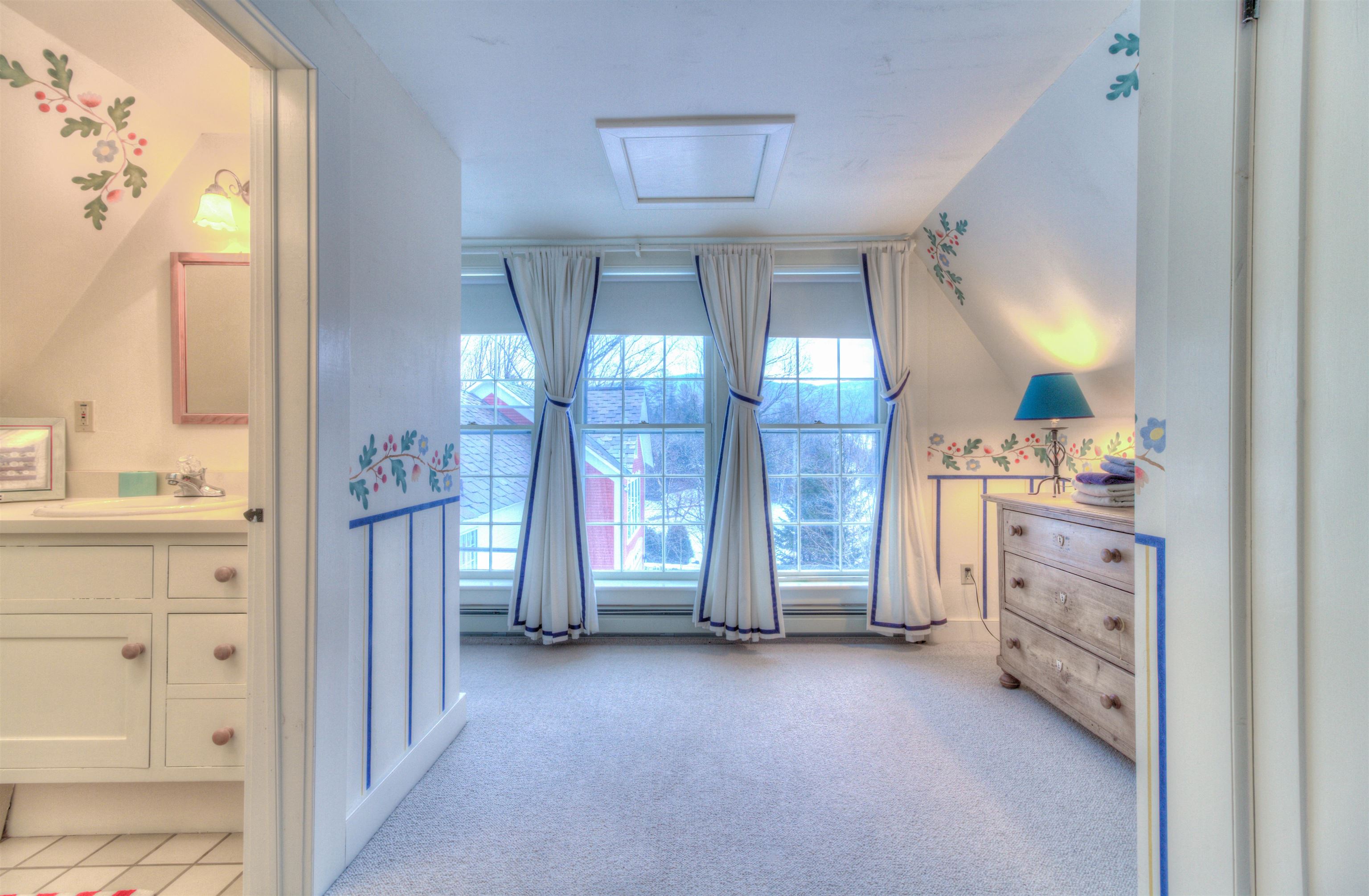 3rd zFlr bedroom with bath