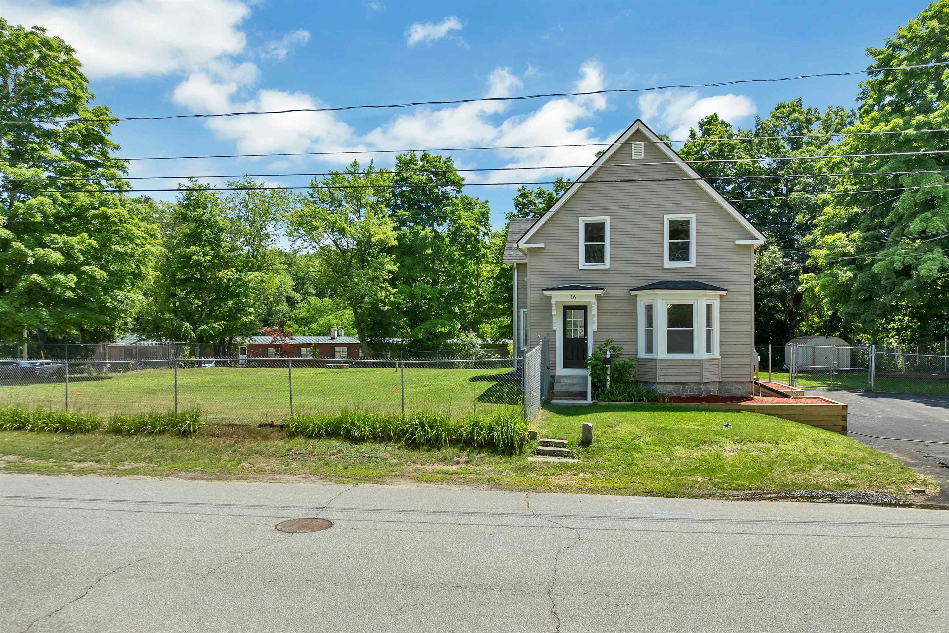 16 Brook St, Derry, NH 03038