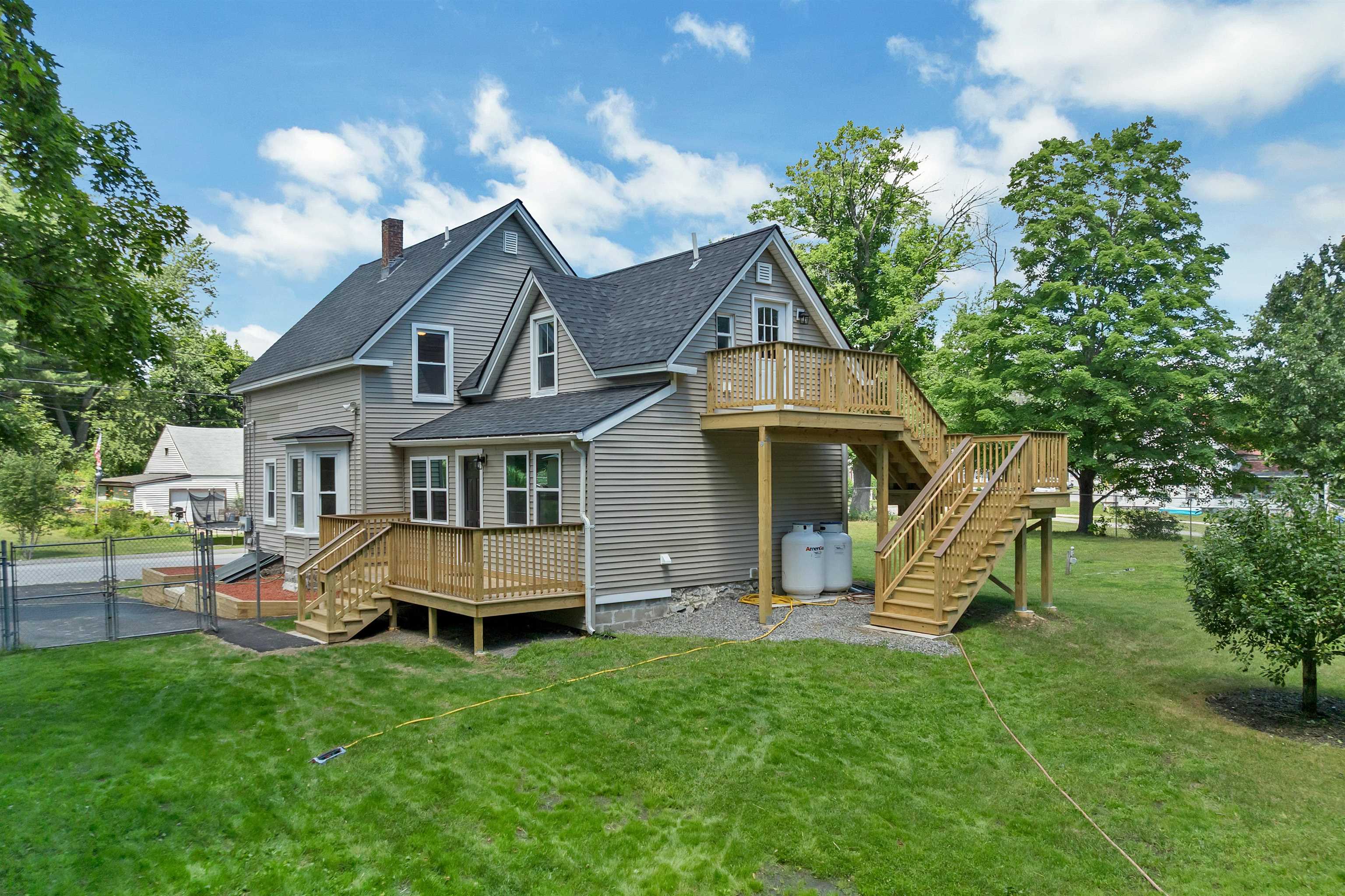 16 Brook St, Derry, NH 03038