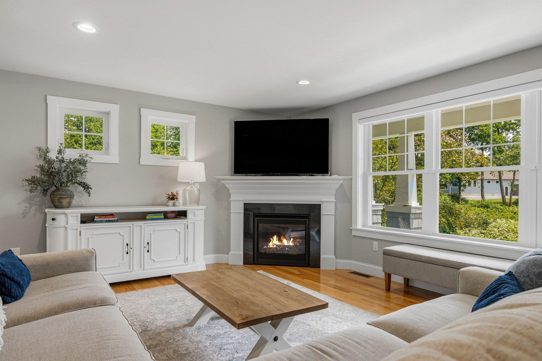 4 Betty Ln, Stratham, NH 03885