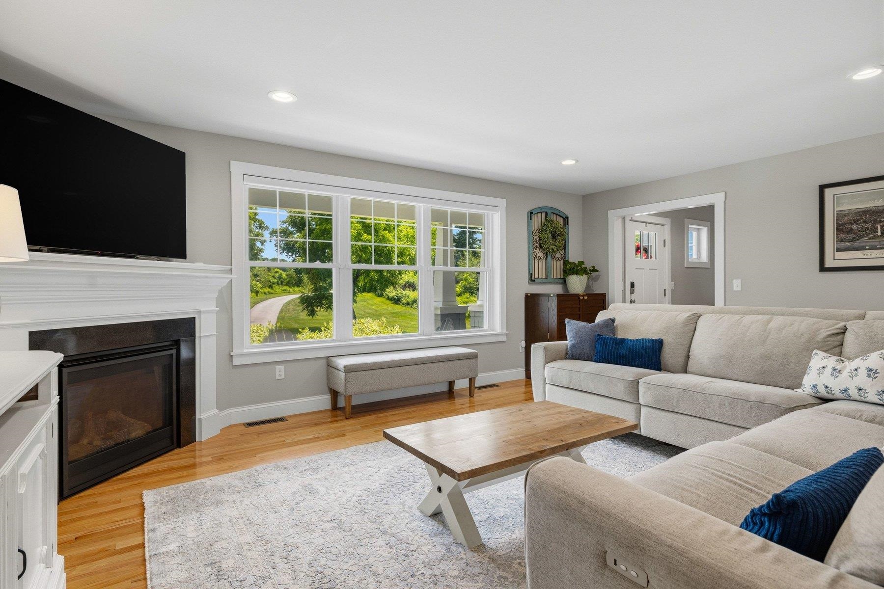 4 Betty Ln, Stratham, NH 03885