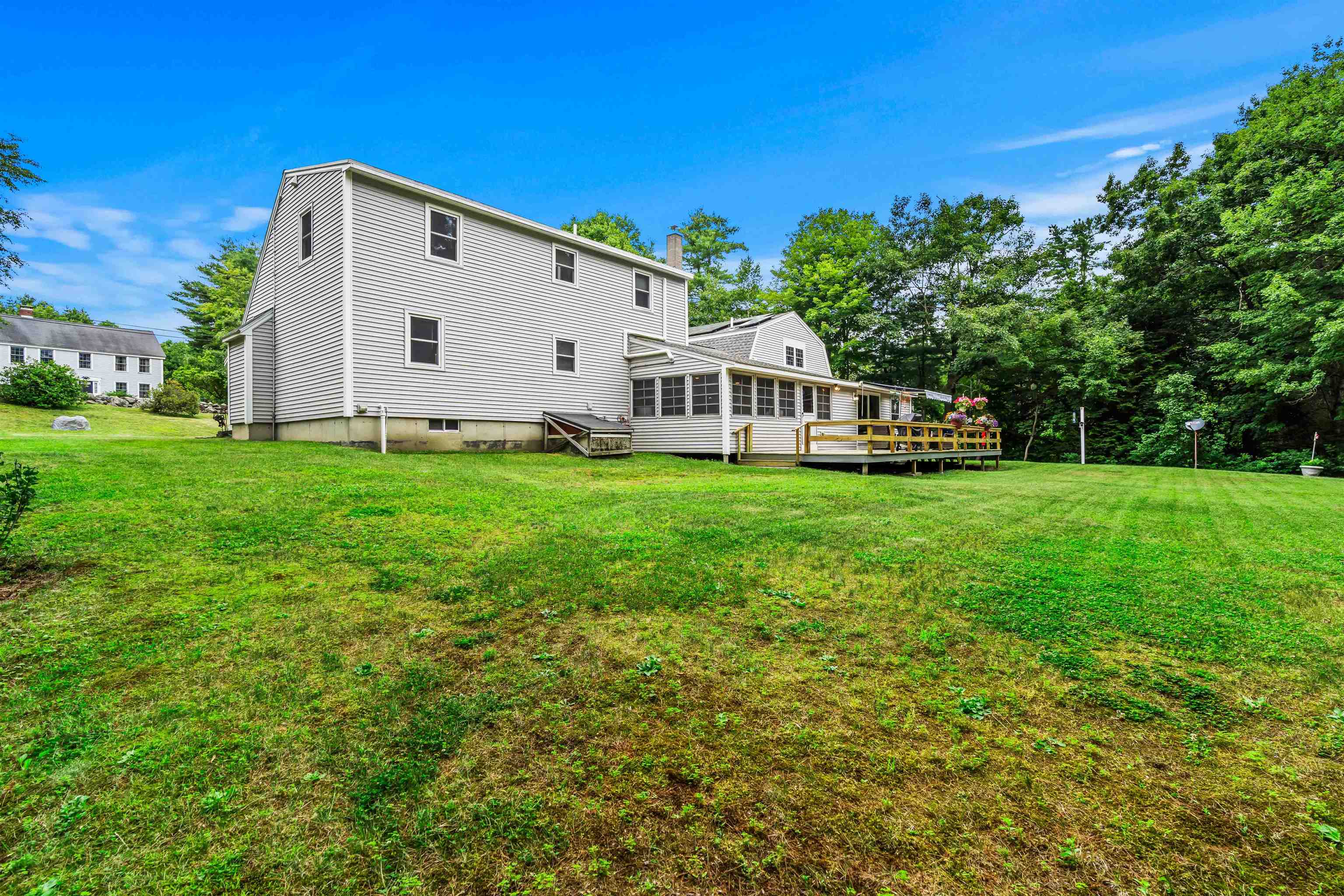 9 Kelley Rd, Londonderry, NH 03053