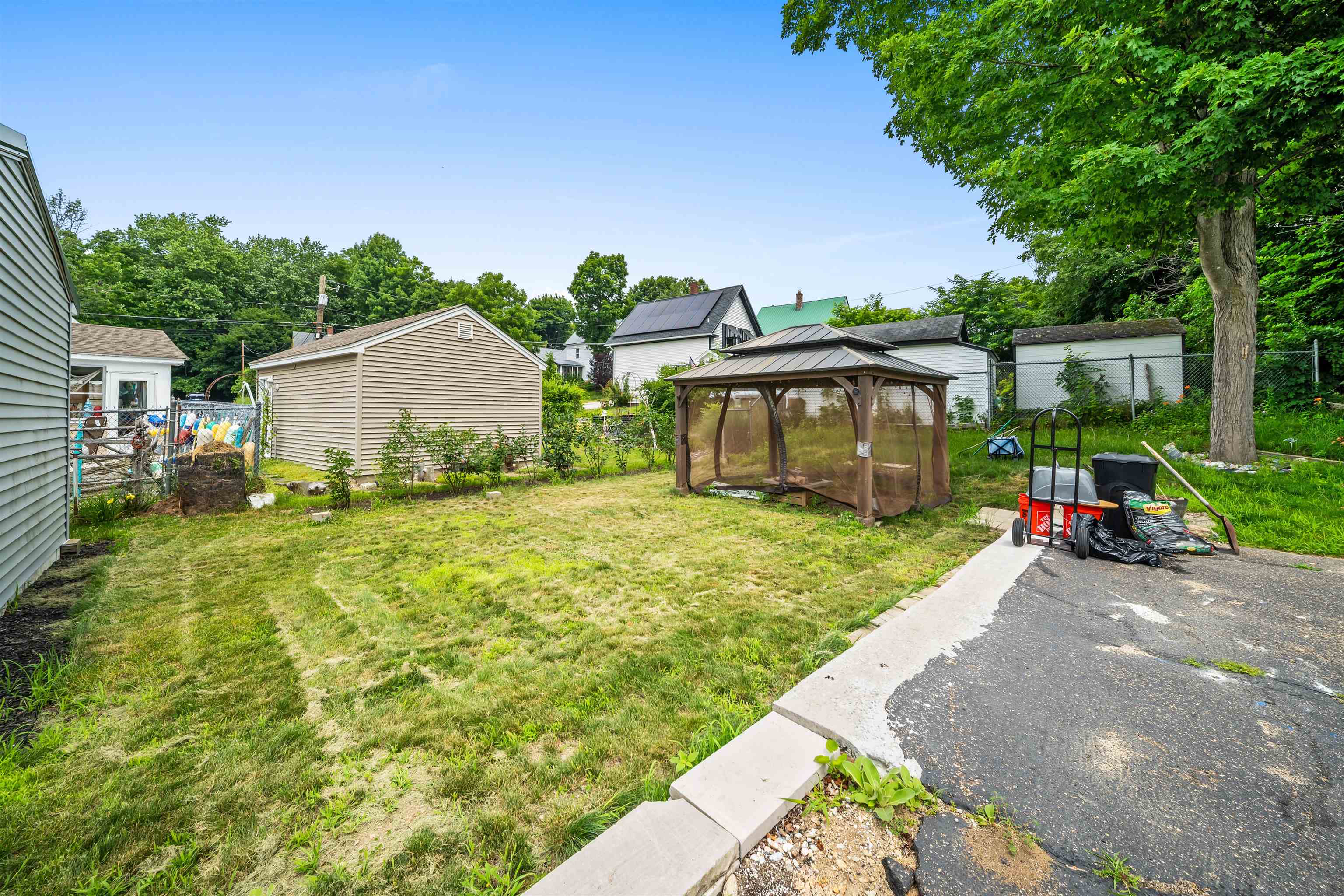 13 Crescent St, Farmington, NH 03835