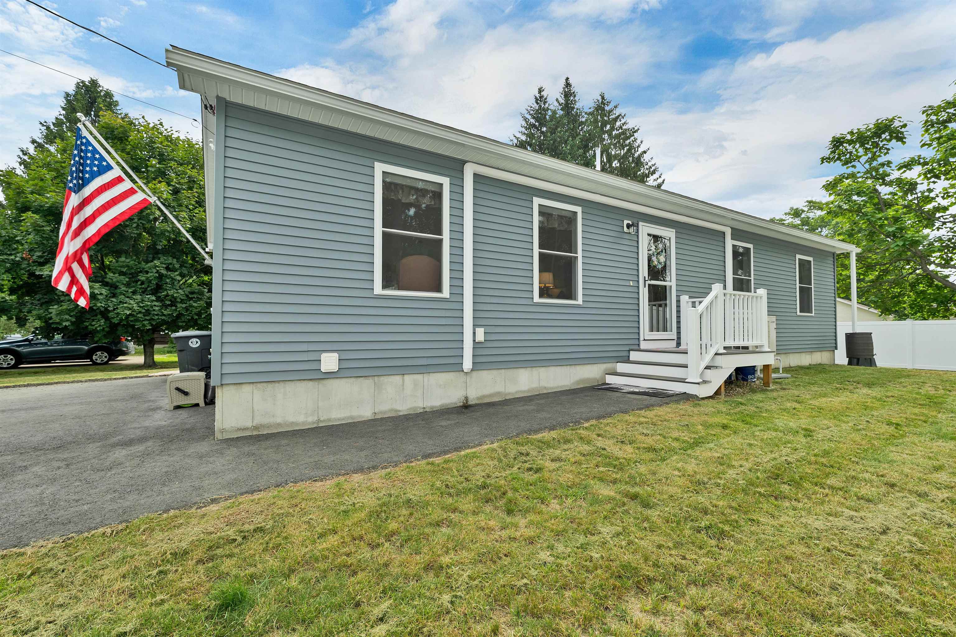 3 Carver St, Franklin, NH 03235