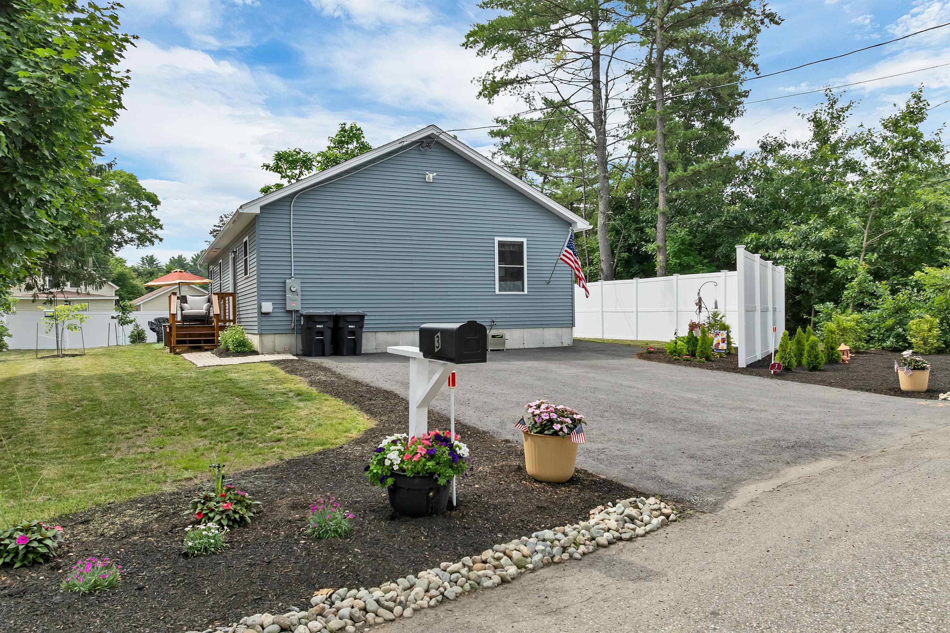 3 Carver St, Franklin, NH 03235