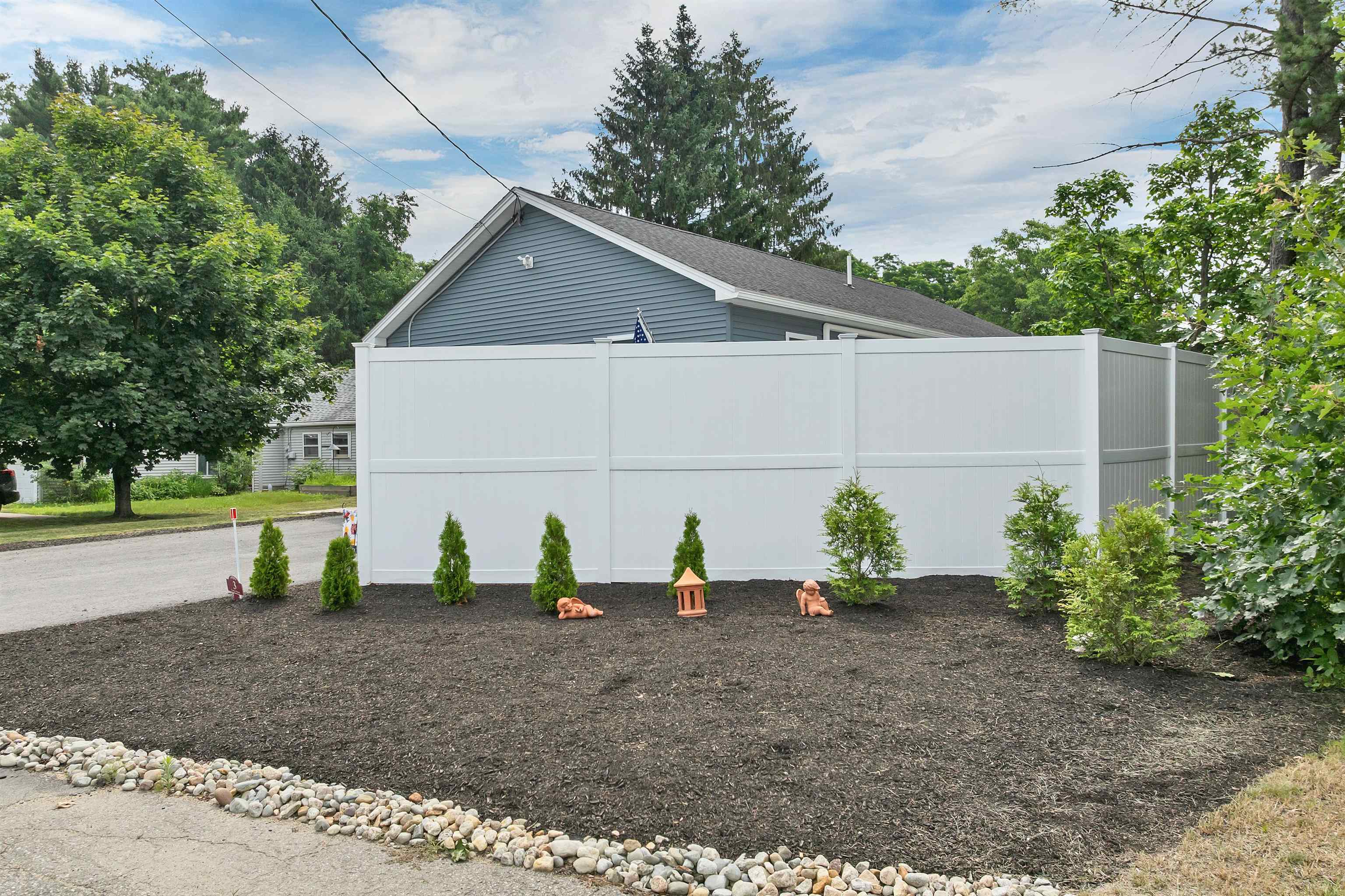 3 Carver St, Franklin, NH 03235