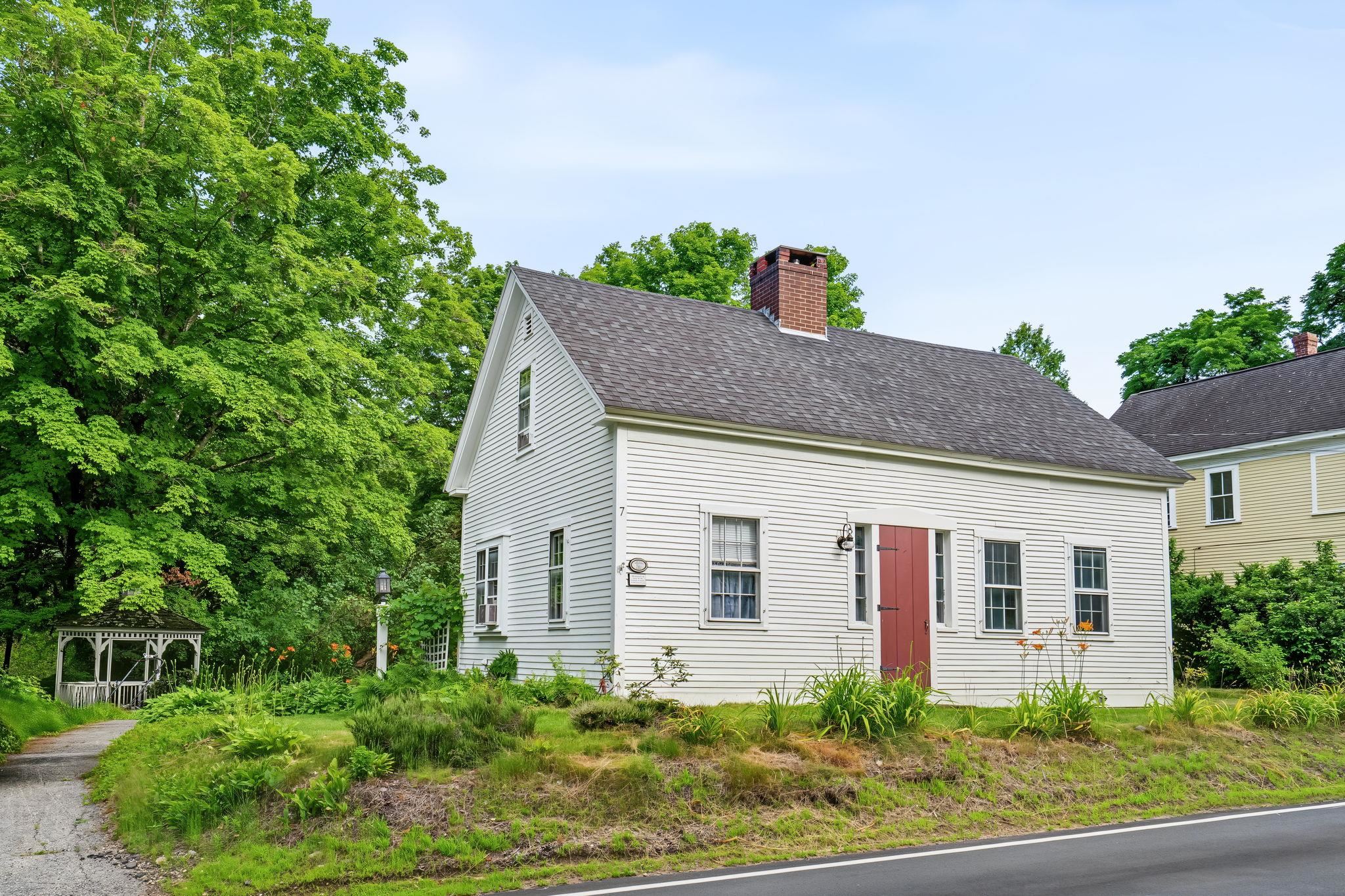 7 Bennington Rd, Hancock, NH 03449