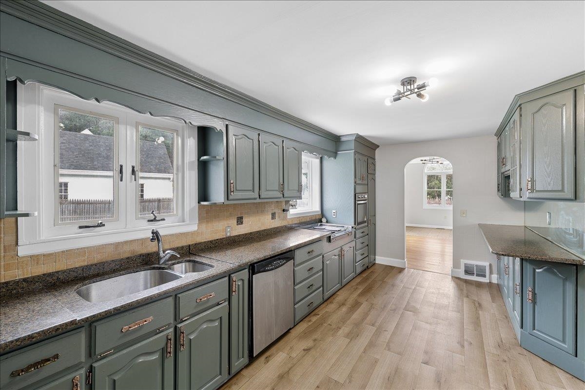 717 S Main St, Manchester, NH 03102