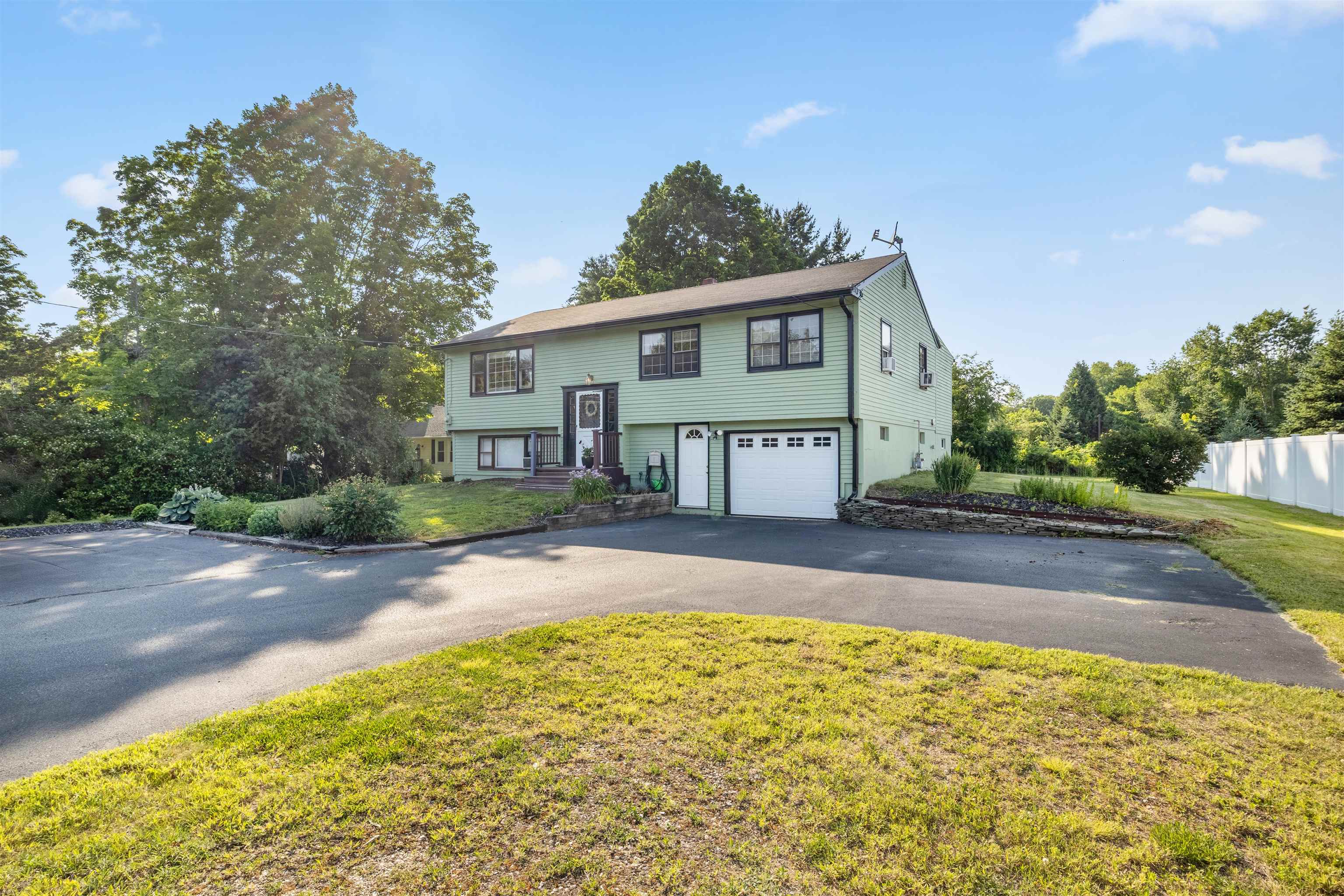77 Knox Marsh Rd, Dover, NH 03820