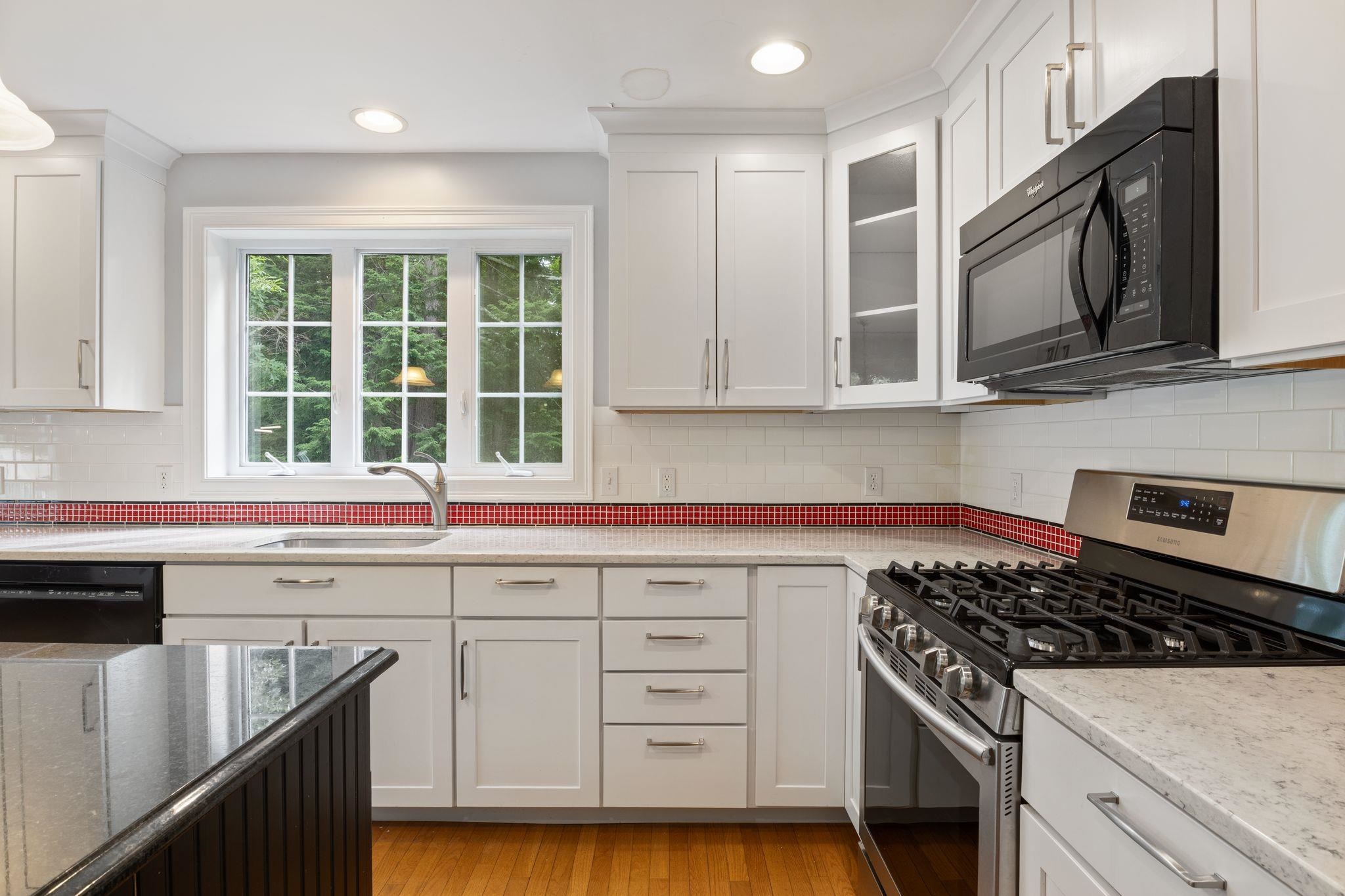29 Vineyard Dr, Stratham, NH 03885