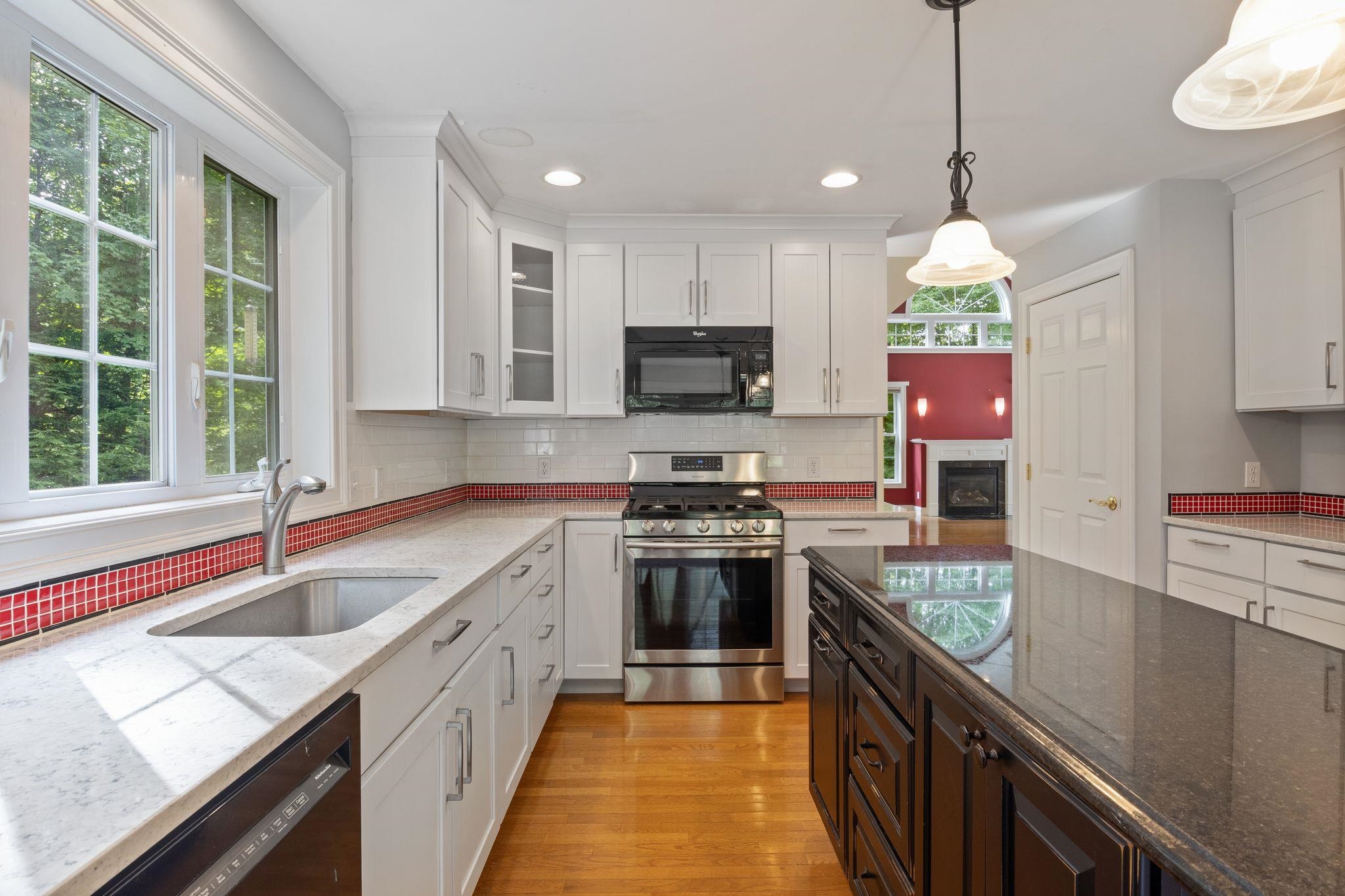 29 Vineyard Dr, Stratham, NH 03885