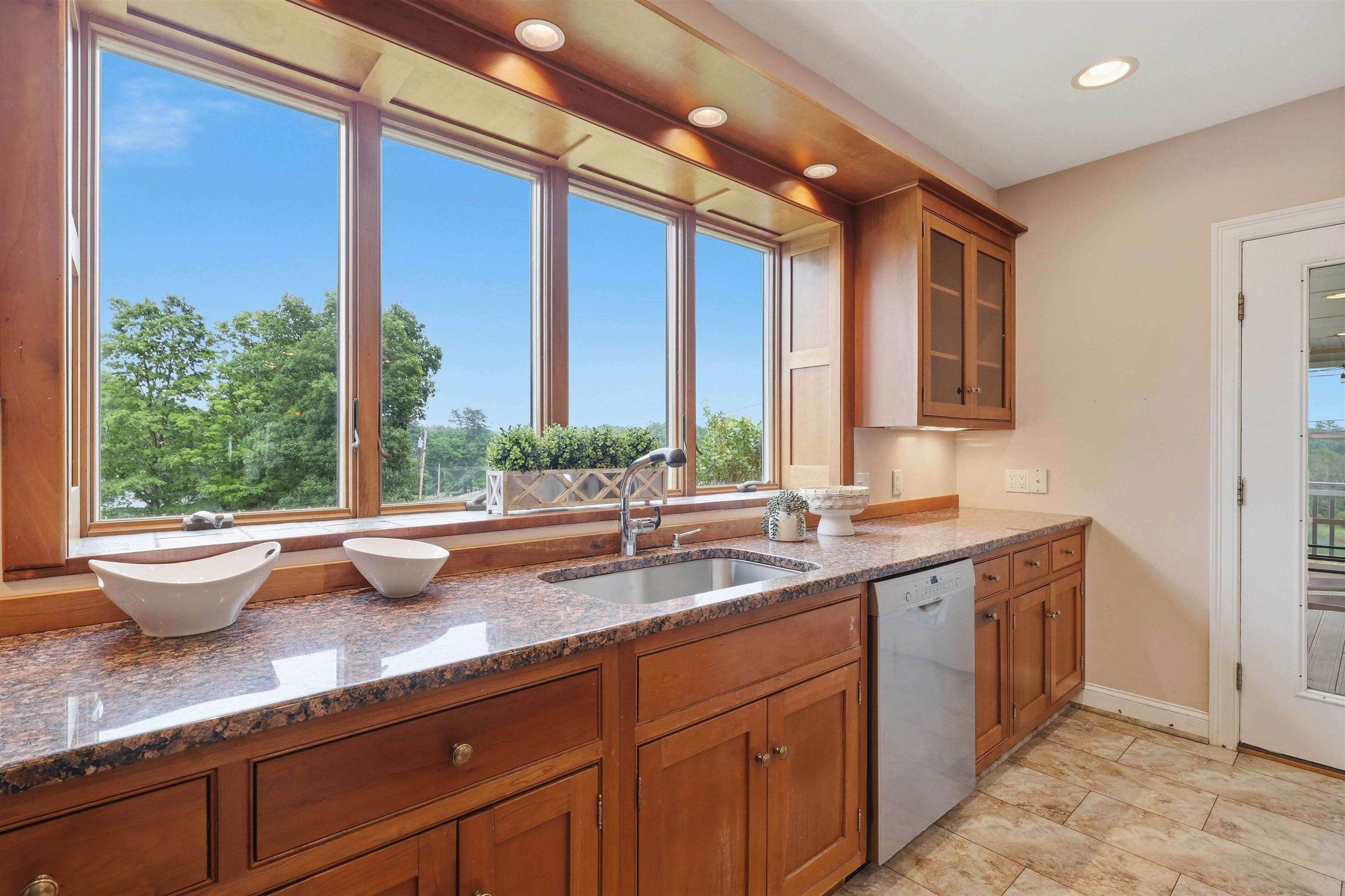 20 Whitehall Rd, South Hampton, NH 03827
